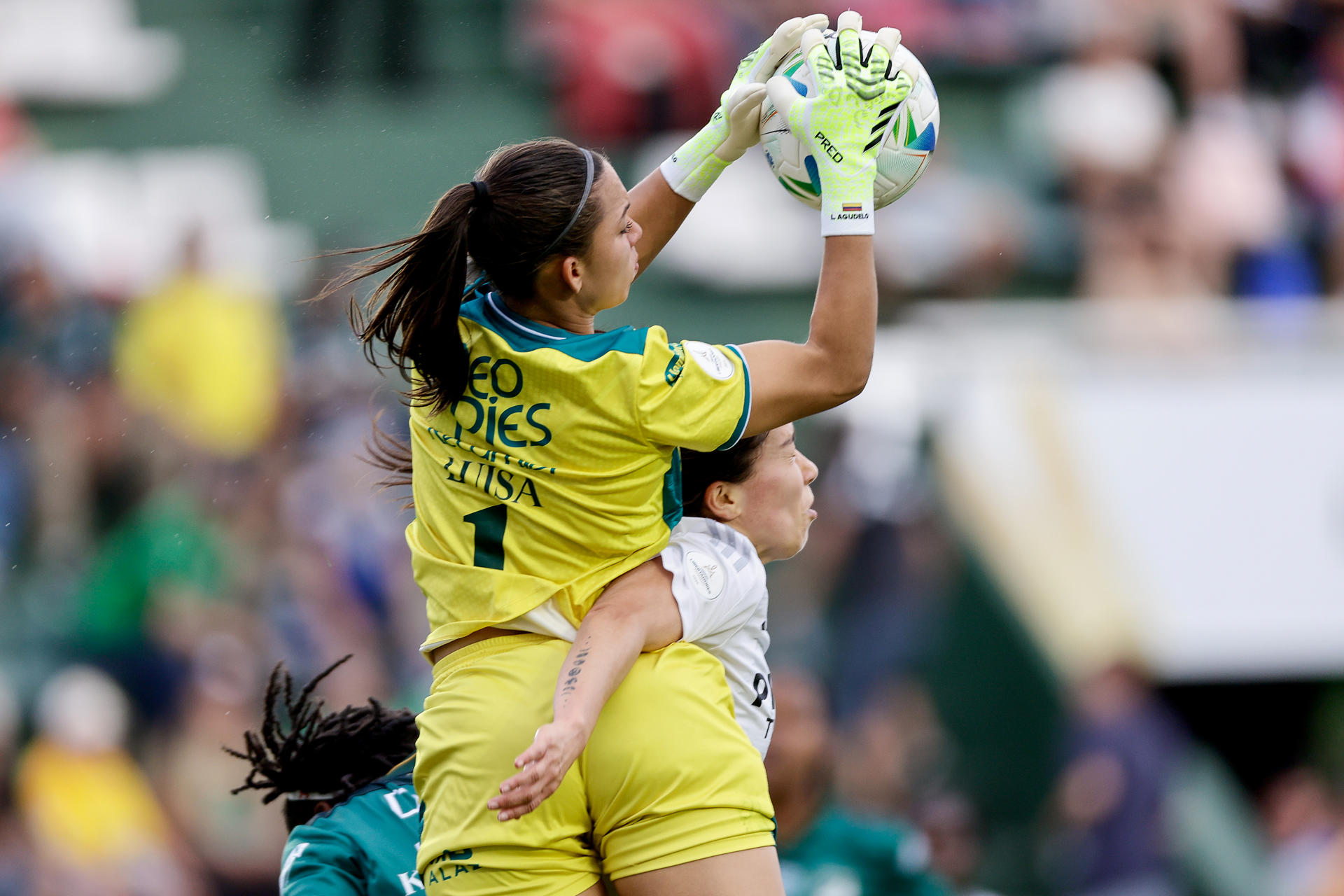 Luisa Agudelo (i), portera del Cali, controla el balón en la semifinal ante Colo Colo en la Copa Libertadores Femenina en Banfield (Argentina). EFE/Juan Ignacio Roncoroni