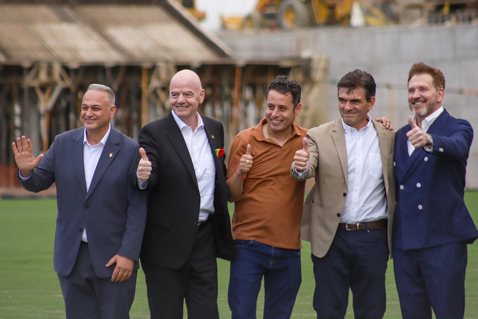 El presidente de la Federación Boliviana de Fútbol (FBF), Fernando Costa (i), el presidente de la FIFA, Gianni Infantino (c-i), el ganador de las elecciones presidenciales en Bolivia, Rodrigo Paz Pereira (c-d), y su acompañante de fórmula, Edman Lara (c), y el presidente de la Conmebol, Alejandro Domínguez (d), posan durante un evento por el centenario de la FBF este lunes, en La Paz (Bolivia). EFE/Gabriel Márquez