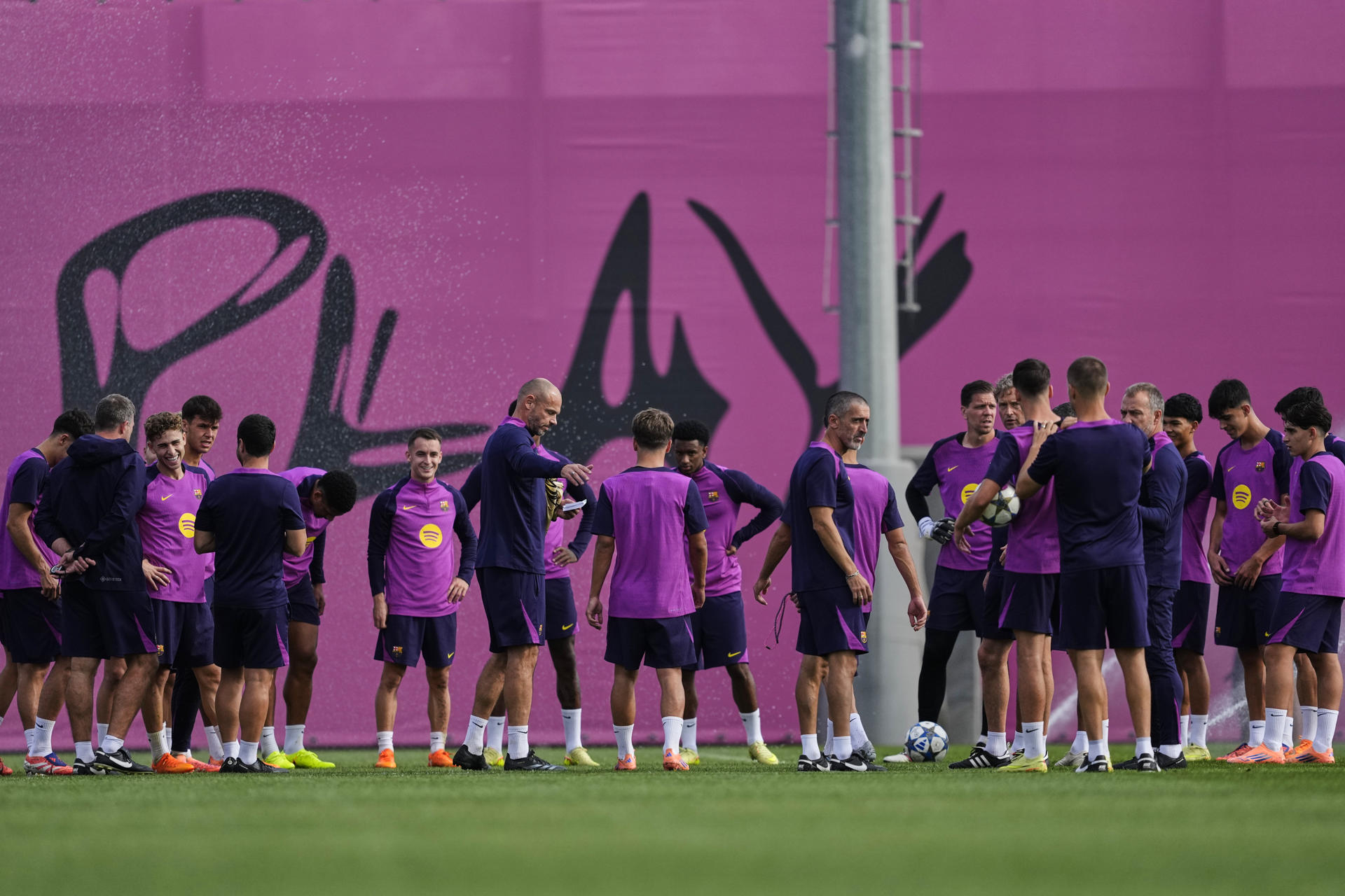Los jugadores del FC Barcelona, durante el entrenamiento en la Ciudad Deportiva Joan Gamper. EFE/ Alejandro García