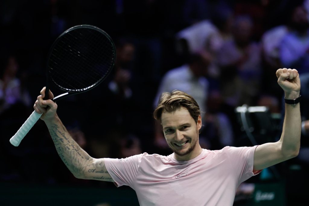El tenista kazajo Alexander Bublik celebra su triunfo sobre el estadounidense Taylor Fritz en su partido de este jueves, correspondiente a la tercera ronda del Masters 1000 de París. / Mohammed Badra
