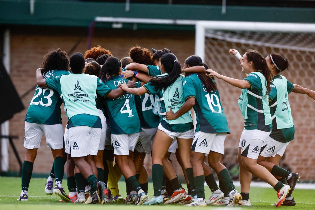Jugadoras del Deportivo Cali celebran el paso a la final tras vencer en penaltis a Colo Colo en la Copa Libertadores Femenina en el estadio Florencio Sola en Banfield (Argentina). EFE/Juan Ignacio Roncoroni