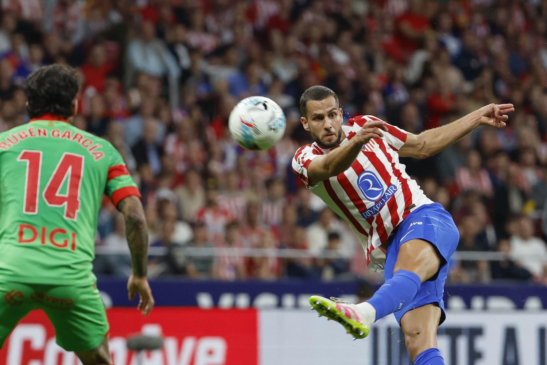 El defensa del Atlético de Madrid Dávid Hancko realiza un disparo durante el encuentro correspondiente a la jornada 9 de Laliga EA Sports que disputaron Atlético de Madrid y Osasuna en el estadio Metropolitano, en Madrid. EFE/ Mariscal