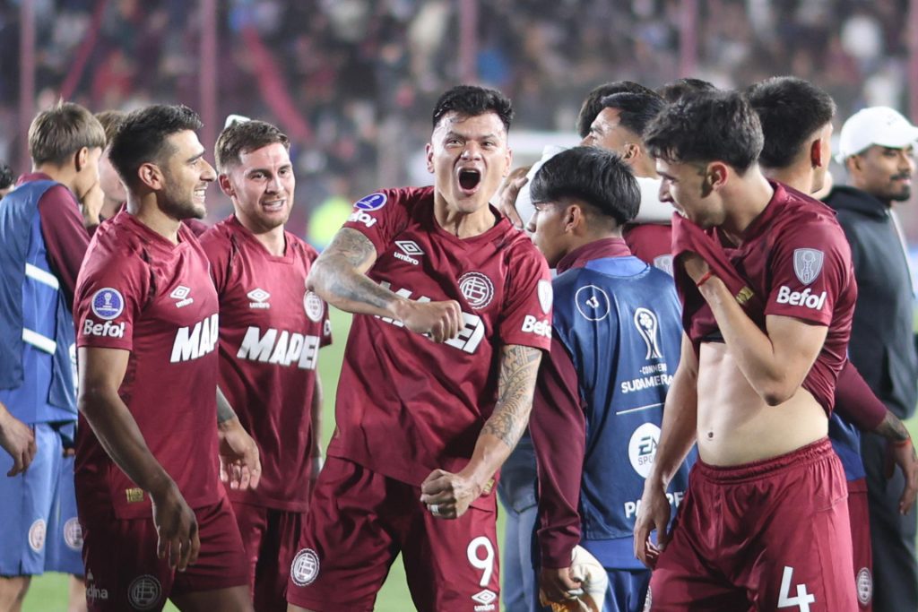 Jugadores de Lanús celebran este jueves al finalizar el partido de semifinales de la Copa Sudamericana frente a la U de Chile. EFE/ Juan Ignacio Roncoroni
