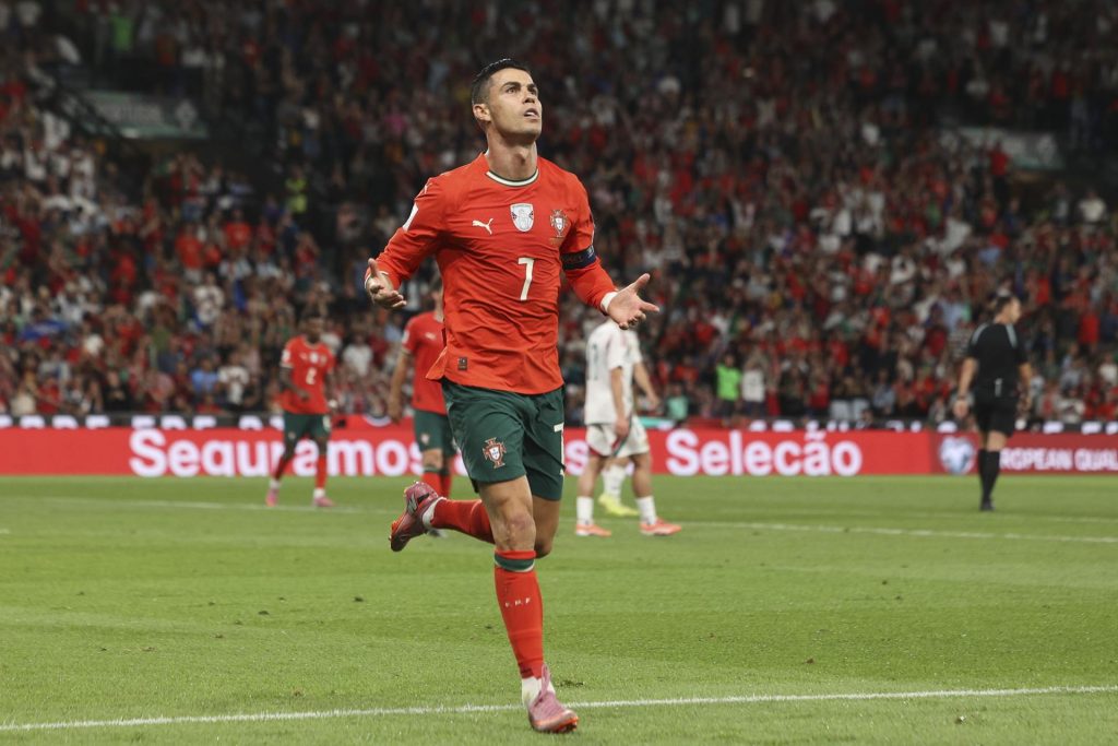 El portugués Cristiano Ronaldo celebra un gol durante el partido de clasificación jugado en el Jose Alvalade. EFE/EPA/TIAGO PETINGA
