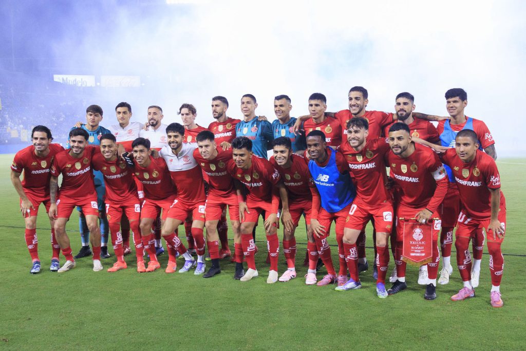 Jugadores de Toluca forman este miércoles, previo a un partido del torneo Campeones Cup entre LA Galaxy y Toluca en el estadio Dignity Health Sports Park, en Carson (Estados Unidos). EFE/ Ariana Ruiz