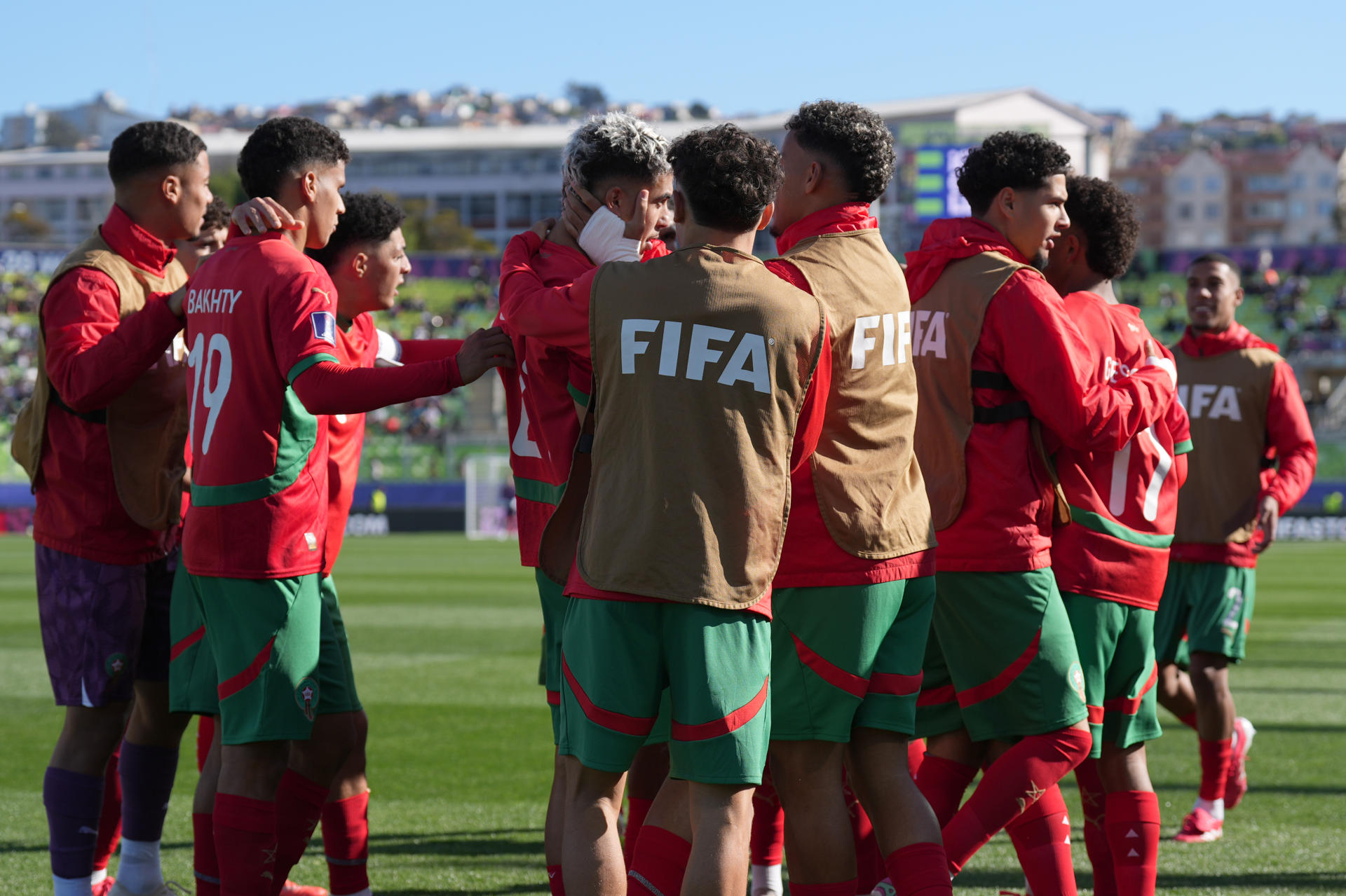 Jugadores de la selección sub-20 de Marruecos celebran este miércoles la clasificación a la final del Mundial que se disputa en Chile al imponerse a la de Francia en una tanda de penaltis (5-4) tras igualar 1-1 en tiempo reglamentario y la prórroga del partido jugado en el estadio Elias Figueroa Brander, de Valparaíso. EFE/ Adriana Thomasa