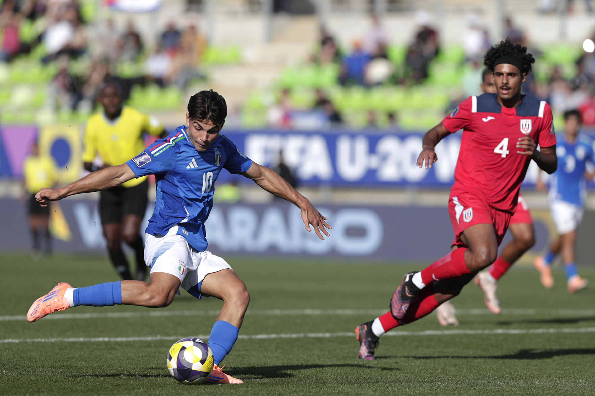 Marco Romano (i) de Italia domina el balón este miércoles en un partido de la Copa Mundial Sub-20 ante Cuba en el estadio Elías Figueroa Brander, en Valparaiso (Chile). EFE/ Adriana Thomasa