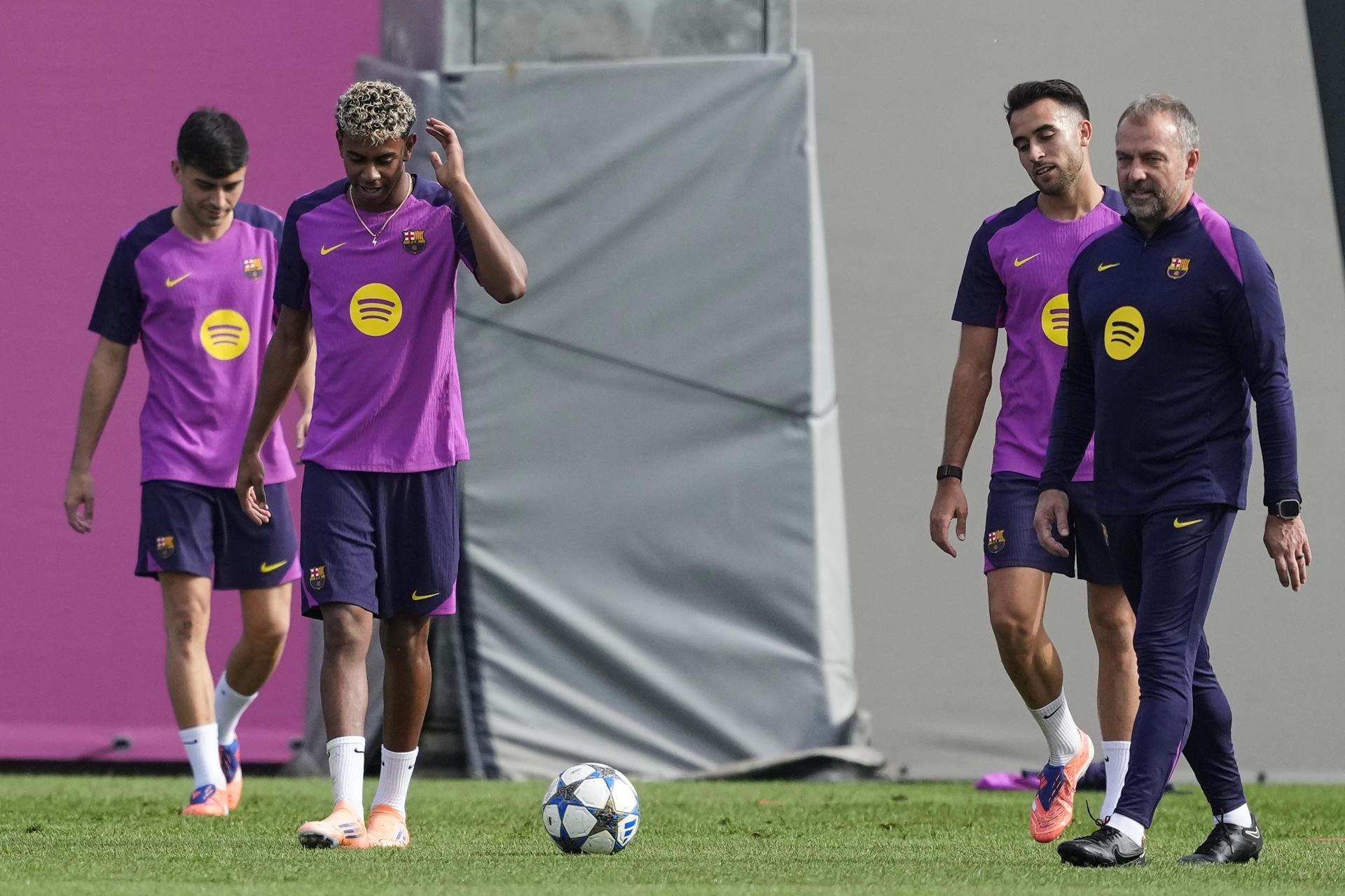 El delantero del FC Barcelona, Lamine Yamal (2i) y el técnico alemán del FC Barcelona, Hansi Flick (d) Eric Garcia (2d) y Pedri (i) durante el entrenamiento que realiza la plantilla barcelonista en la Ciudad Deportiva Joan Gamper. EFE/ Alejandro García