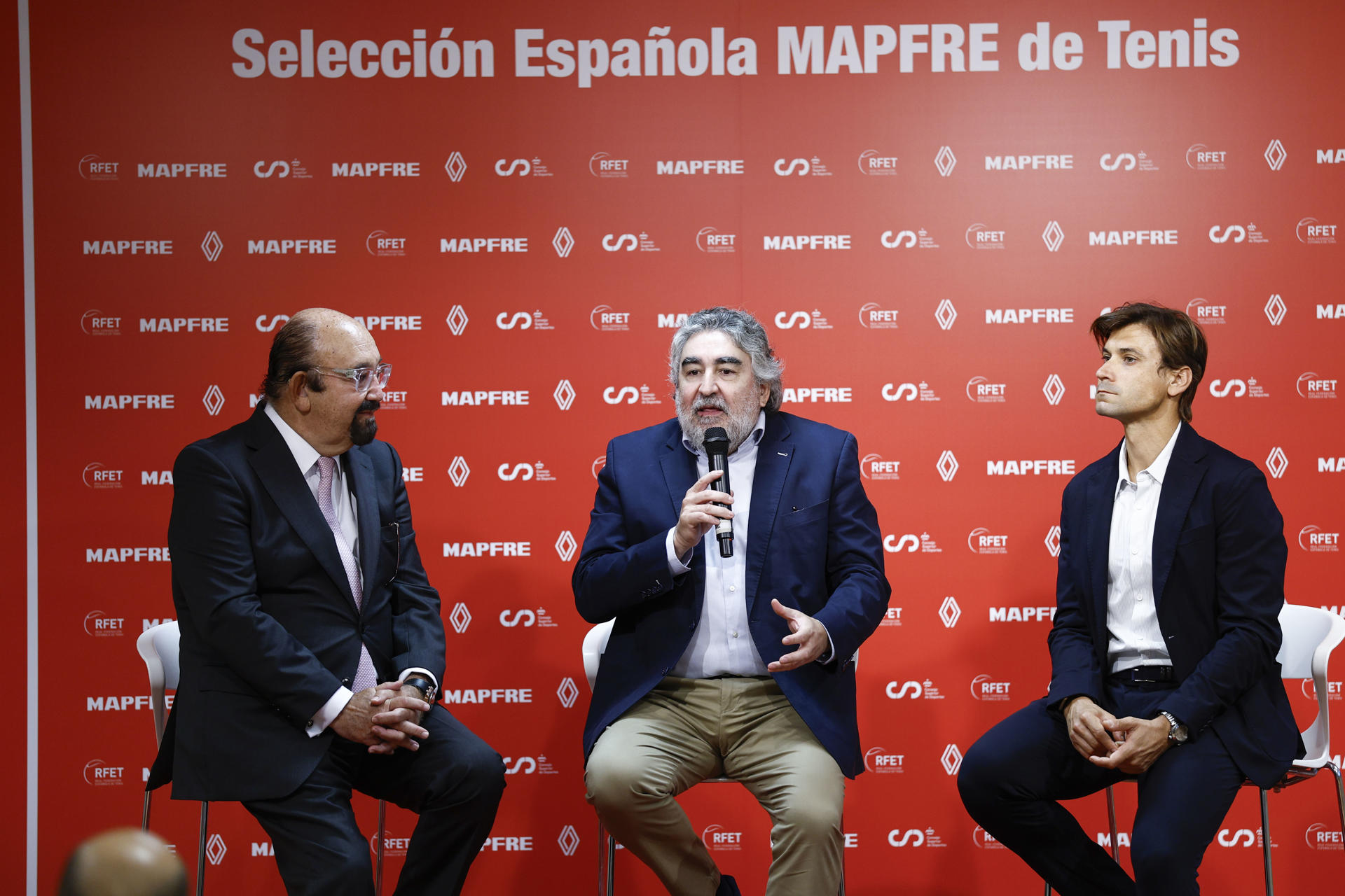 El presidente del Consejo Superior de Deportes, José Manuel Rodríguez Uribes (c) junto al seleccionador nacional de tenis, David Ferrer (d) , y el presidente de la Real Federación Española de Tenis,Miguel Díaz Román (i), durante la rueda de prensa en la que Ferrer ha anunciado el equipo que disputará la Final a 8 de la Copa Davis del 19 al 23 de noviembre en Bolonia (Italia), este lunes en Madrid. EFE/ Rodrigo Jimenez