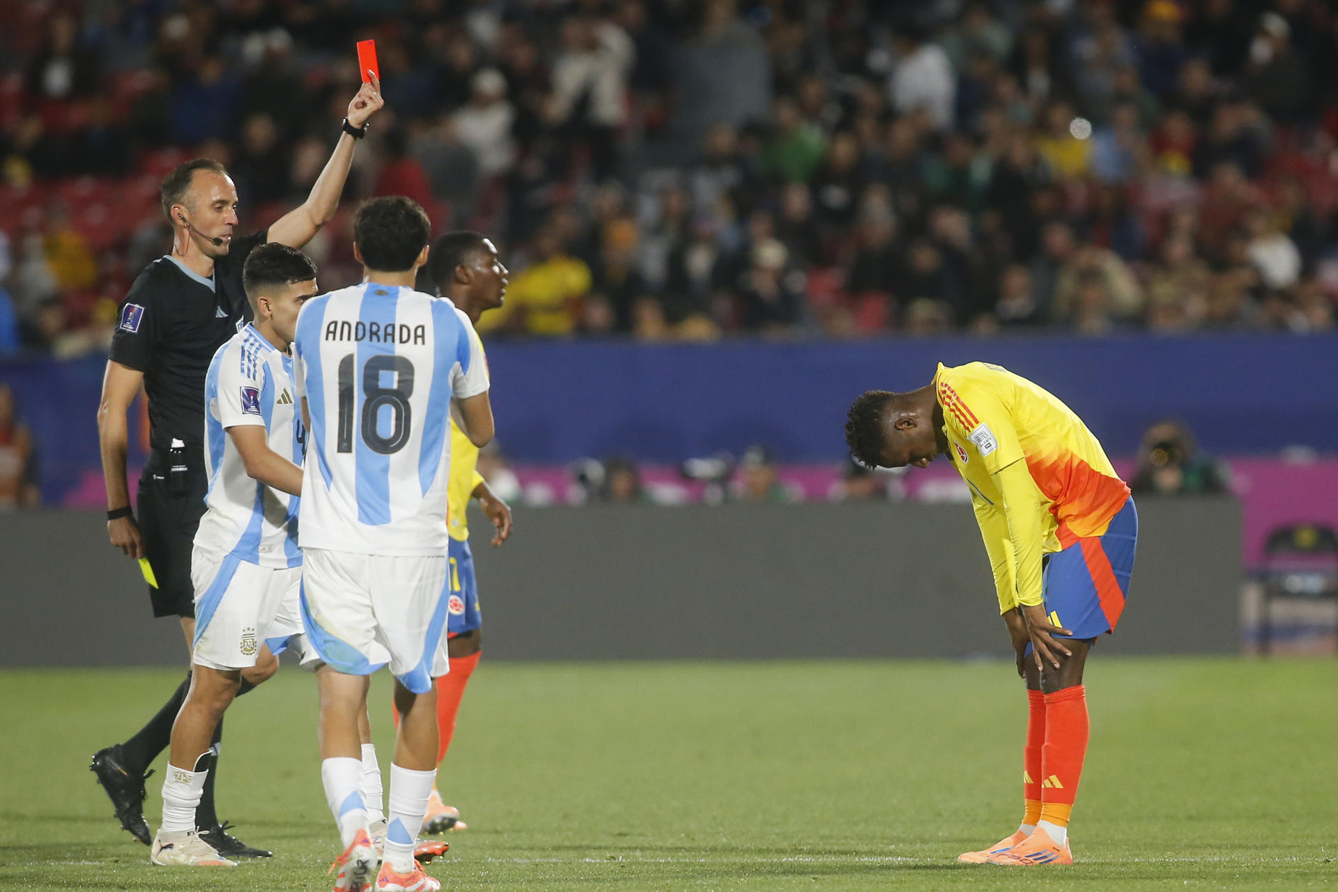 Jhon Rentería (der.) de Colombia es expulsado este miércoles en el partido ante Argentina de las semifinales del Mundial Sub-20, en el estadio Nacional de Santiago de Chile. EFE/ Esteban Garay