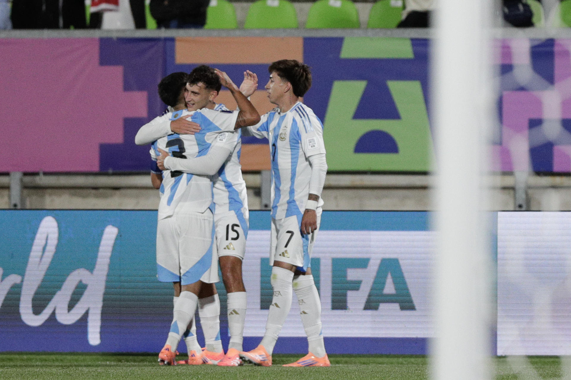 Jugadores de Argentina celebran un gol en un partido de la Copa Mundial Sub-20. EFE/ Adriana Thomasa