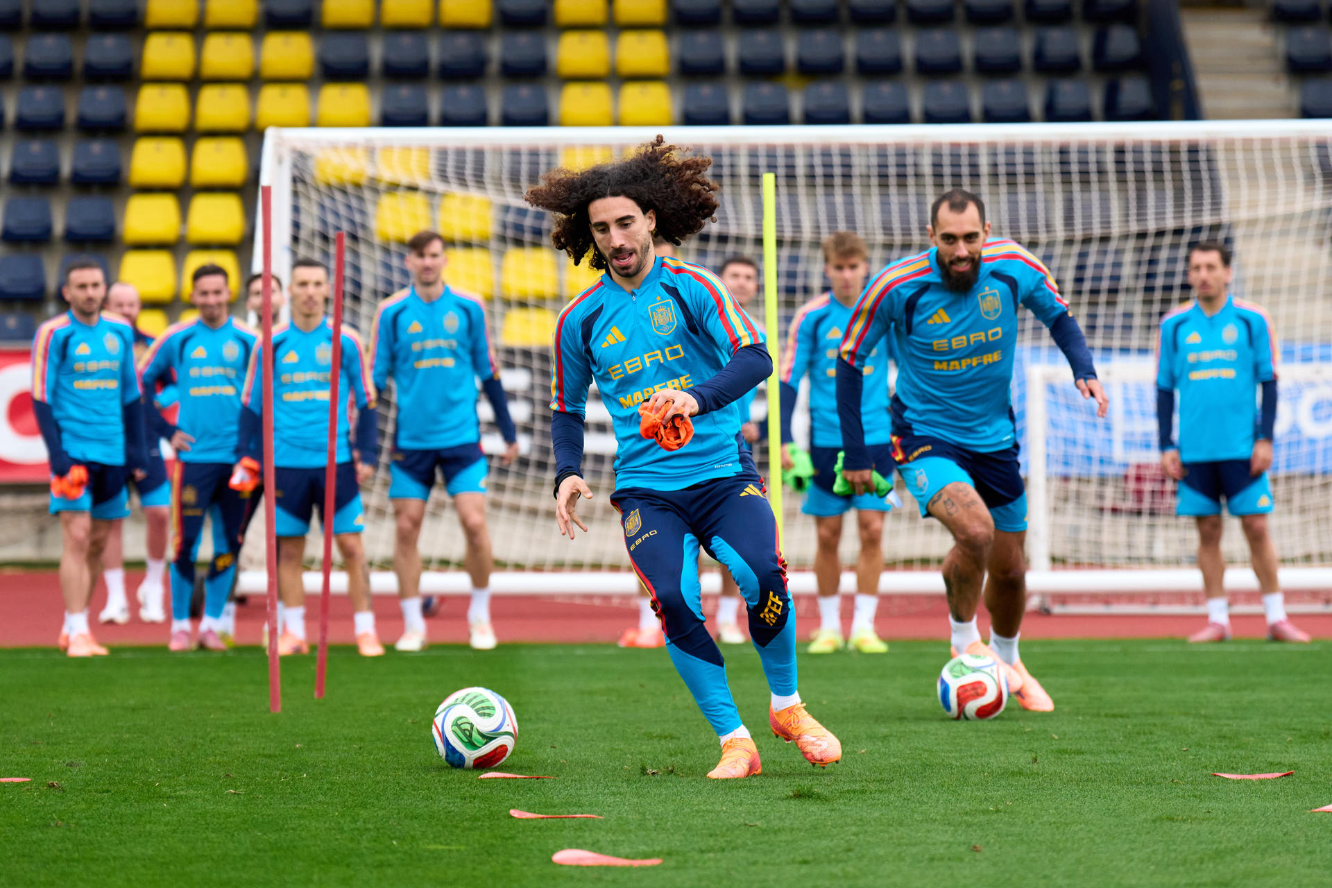 El futbolista de la selección española de fútbol Marc Cucurella entrena con el equipo en la Ciudad del Fútbol de Las Rozas este jueves para preparar los próximos partidos de clasificación para el Mundial 2026. EFE/ Ángel Martínez/RFEF *SOLO USO EDITORIAL*