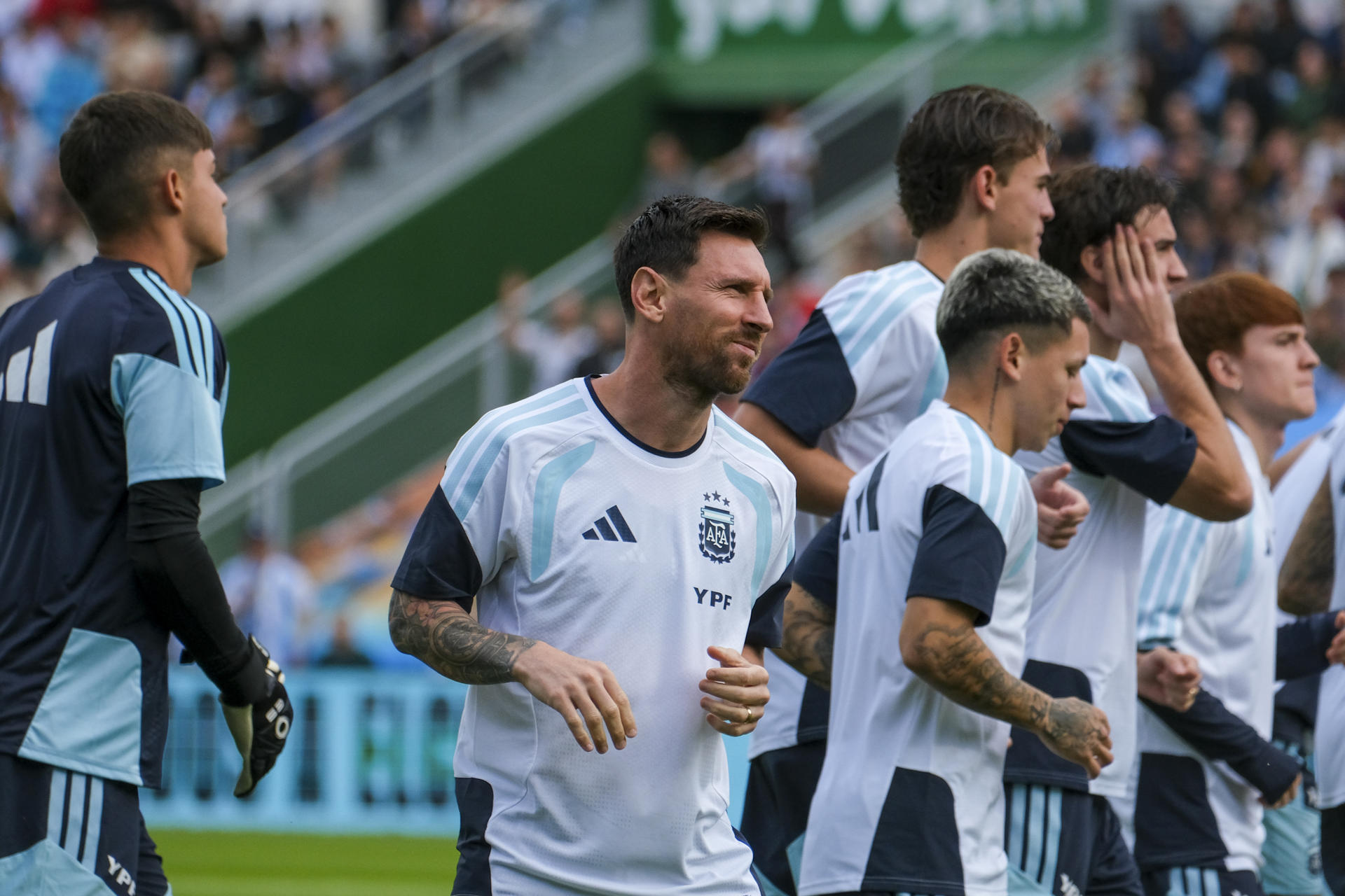 Lionel Messi (c), durante el entrenamiento de la selección argentina realizado en el estadio Martínez Valero previo al amistoso ante Angola que disputan mañana viernes en el país africano. EFE/Pablo Miranzo
