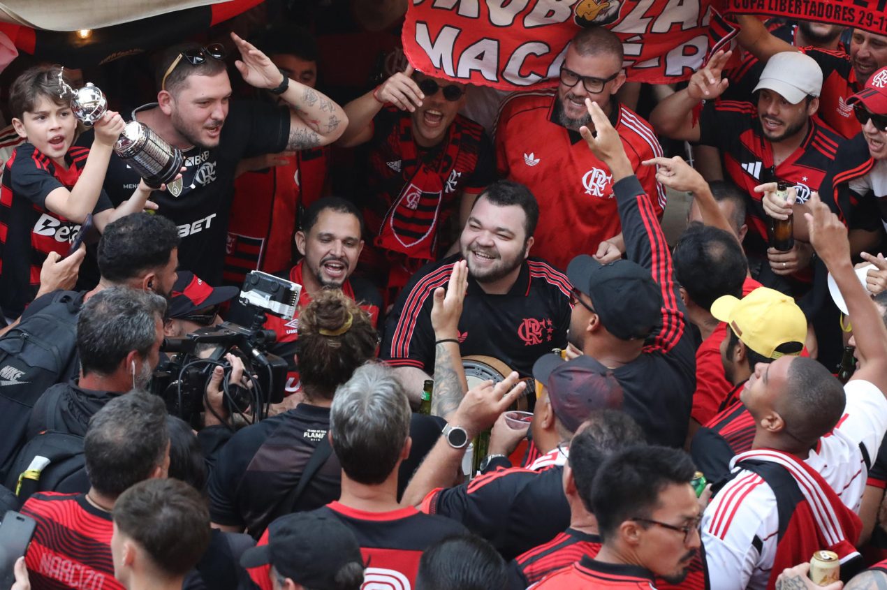 Hinchas de Flamengo avanzan este jueves en romería hasta el estadio Monumental de Lima, donde este jueves el equipo carioca jugará por el título contra Palmeiras. EFE/ Paolo Aguilar