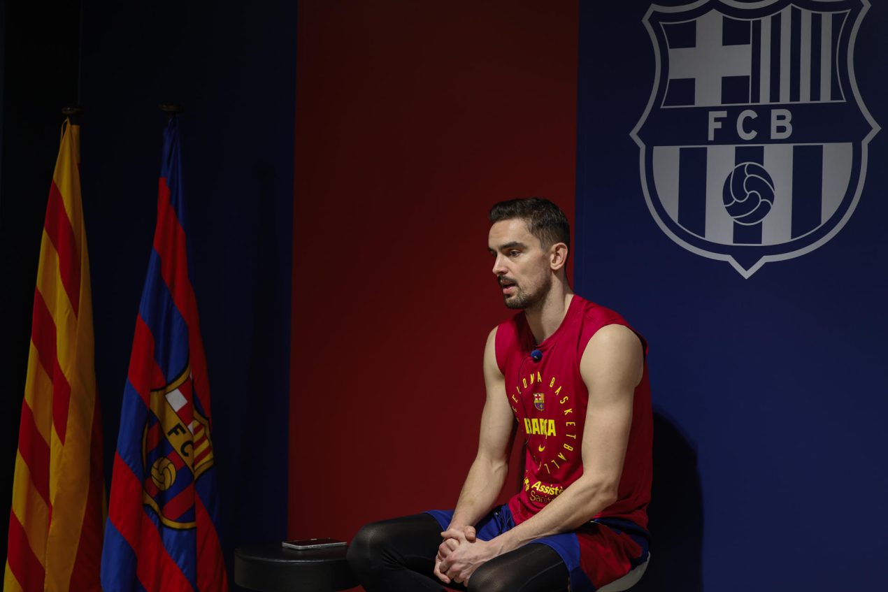 El capitán del Barça, Tomas Satoransky, cree que el club no puede permitirse "otro año en blanco y decir que no pasa nada", aunque sabe que cada curso es "más difícil" conseguir títulos, pues los rivales siguen invirtiendo en proyectos ganadores mientras el presupuesto del equipo azulgrana va menguando. EFE/Toni Albir