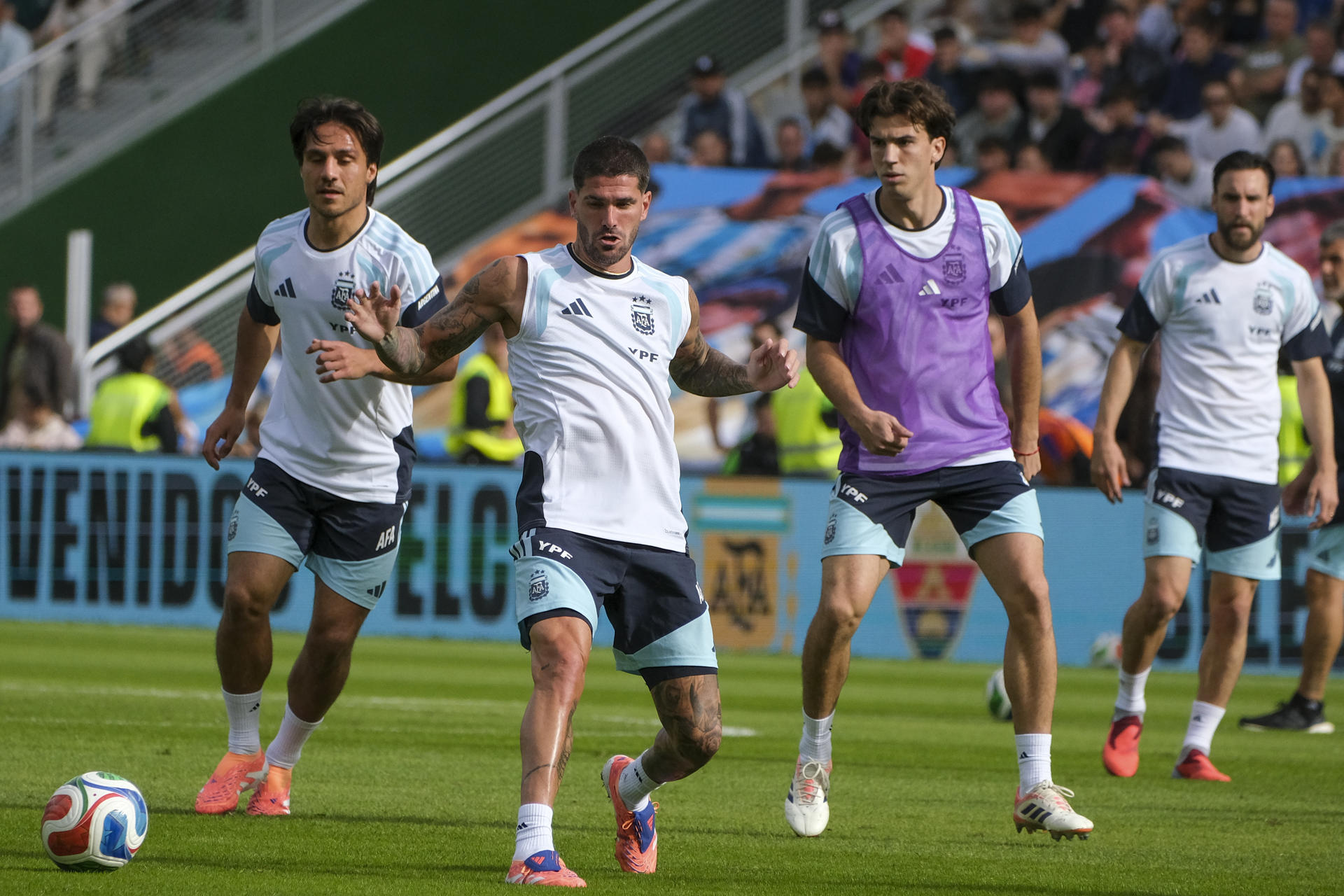 Rodrigo De Paul (2º i), durante el entrenamiento de la selección argentina realizado en el estadio Martínez Valero previo al amistoso ante Angola que disputan mañana viernes en el país africano. EFE/Pablo Miranzo