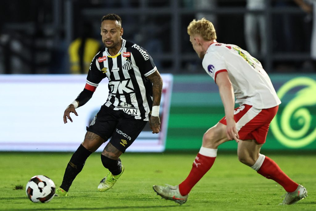 Fotografía del 28 de mayo de 2025 en la que se observa a Neymar (i), de Santos, al disputar un balón con Nicolás Seiwald, de RB Leipzig, en un partido en el estadio Cicero de Souza Marques en Sao Paulo (Brasil). EFE/Isaac Fontana