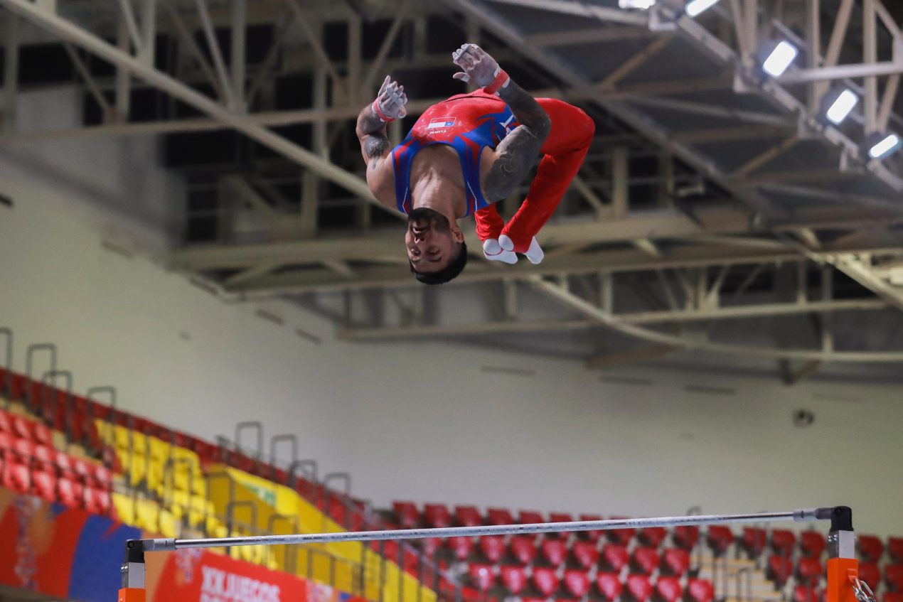 Joel Álvarez, de Chile, compite en la prueba de barra fija en la final general de la gimnasia artística masculina de los Juegos Bolivarianos este jueves, en Lima (Perú). EFE/ STR