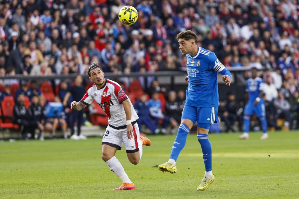 El lateral uruguayo del Rayo Vallecano Pacha Espino (i) pelea un balón ante el centrocampista uruguayo del Real Madrid Fede Valverde (d) durante el partido de la jornada 12 de LaLiga EA Sports que Rayo Vallecano y Real Madrid disputaron en el Estadio de Vallecas, en la capital española. EFE/ Sergio Pérez
