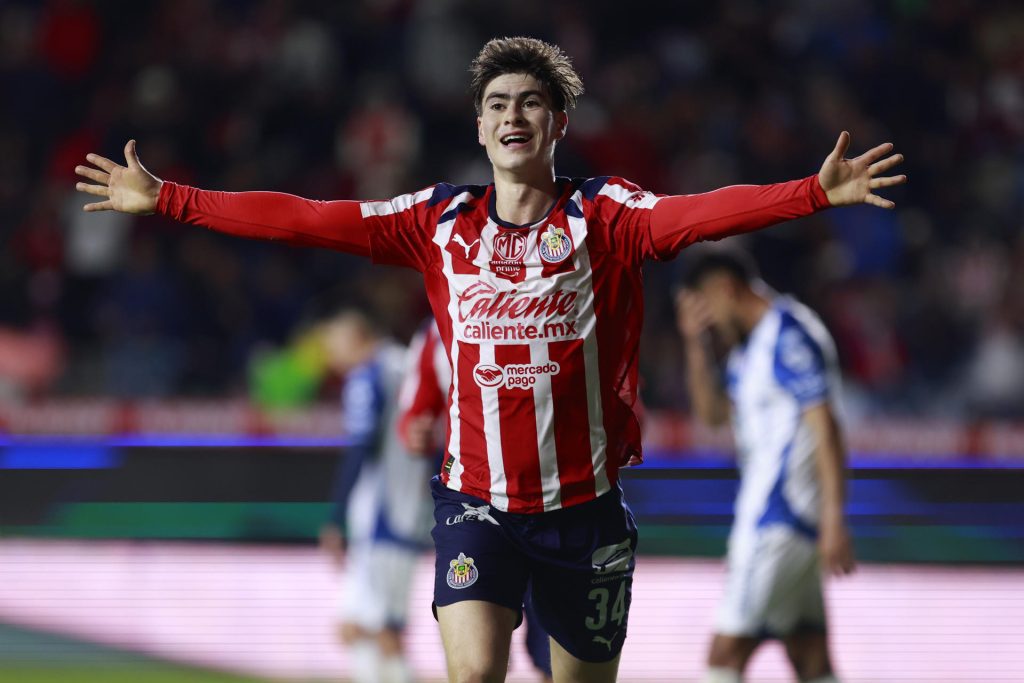 Armando González celebra este domingo el gol que ha garantizado a Guadalajara el triunfo por 0-1 en la cnacha de Pachuca en el estadio Hidalgo. EFE / David Martínez Pelcastre