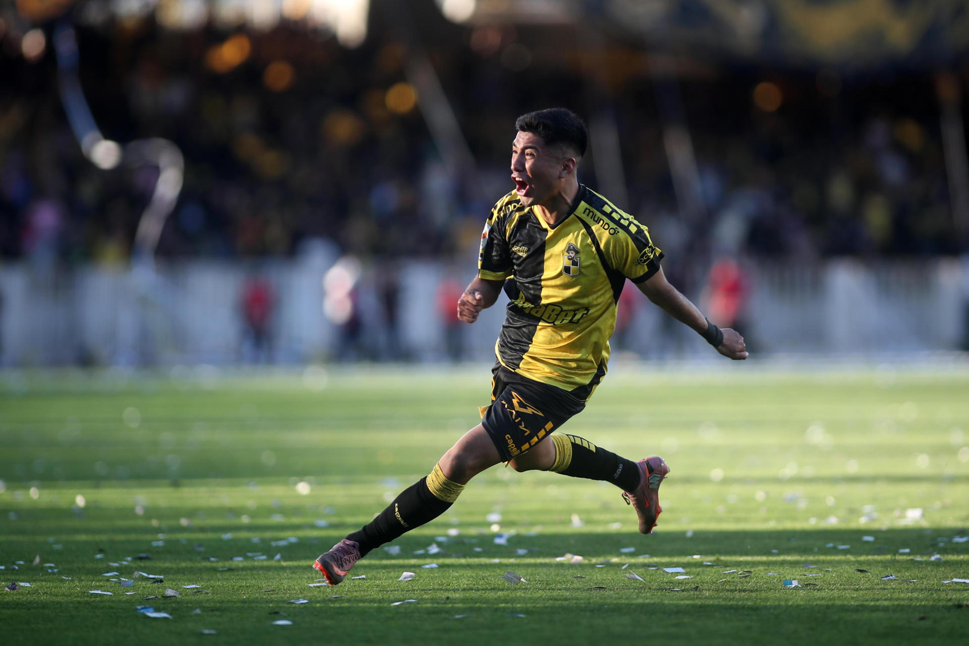 Benjamín Chandía, de Coquimbo, celebra un gol en un partido de la Liga de Primera entre Coquimbo Unido y Unión La Calera en el estadio Francisco Sánchez Rumoroso, en Coquimbo (Chile). EFE/Hernán Contreras
