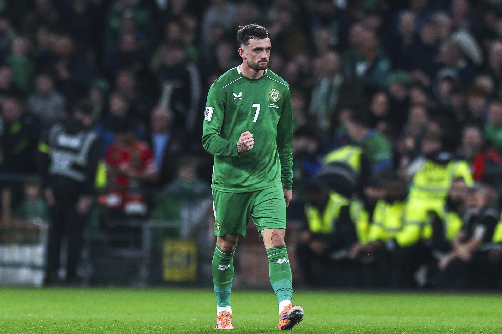 El irlandés Troy Parrot (d) celebra uno de sus goles contra Portugal en el partido disputado este jueves en la fase de clasificación para el Mundial 2026. EFE/ JOSE SENA GOULAO