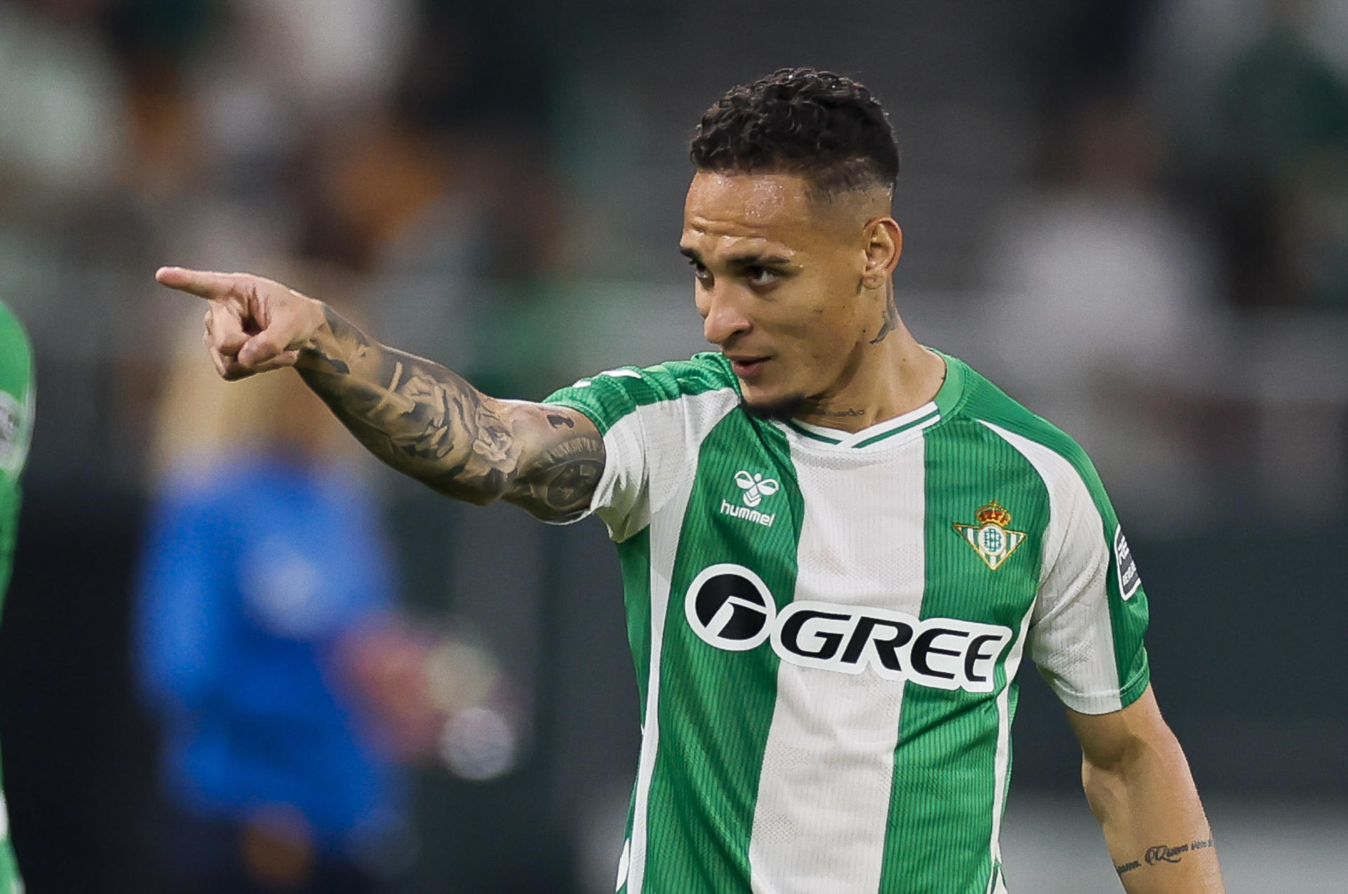 El centrocampista brasileño del Real Betis Antony dos Santos celebra su segundo gol durante el partido de la jornada 11 de LaLiga que Real Betis y RCD Mallorca disputan este domingo en el estadio de La Cartuja, en Sevilla. EFE/José Manuel Vidal
