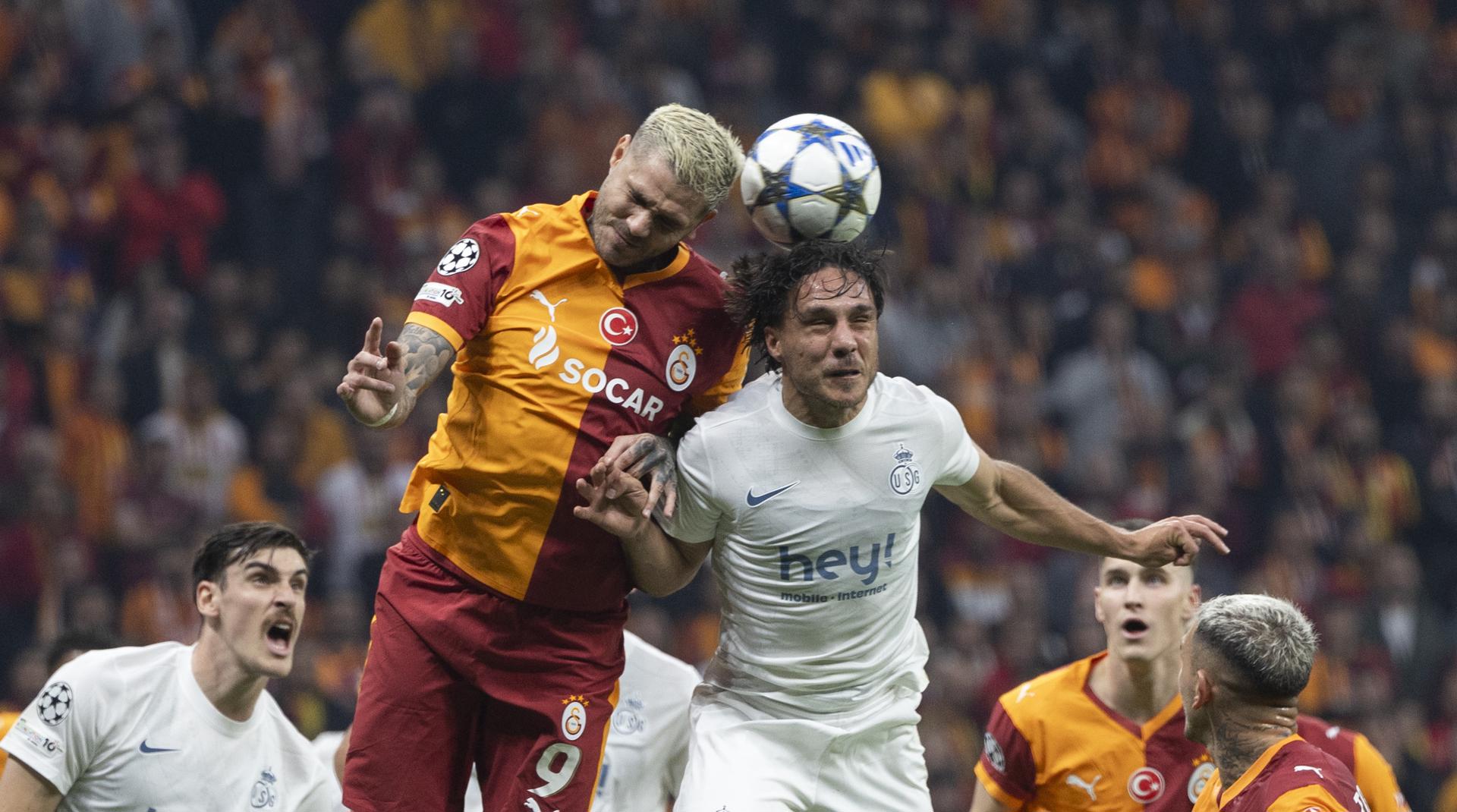 El jugador del Galatasaray Mauro Icardi (I) y el del Royale Union Saint-Gilloise Kevin Mac Alliste Royale Union Saint-Gilloisel) EFE/EPA/TOLGA BOZOGLU