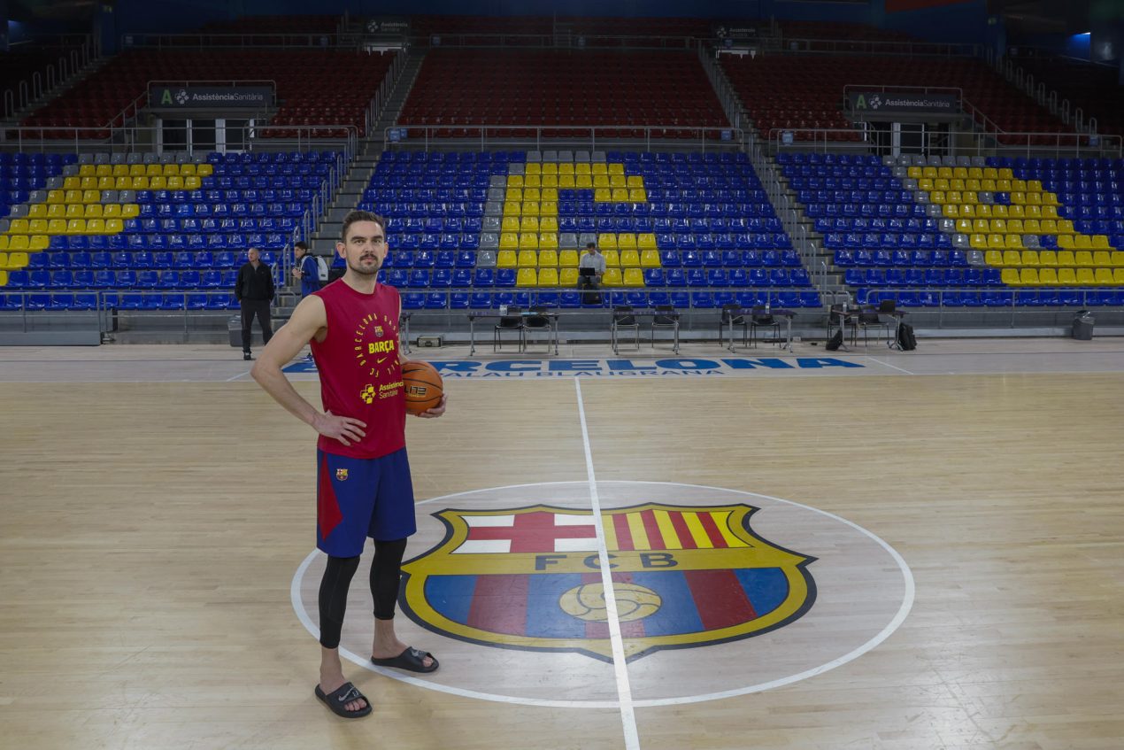 El capitán del Barça, Tomas Satoransky, cree que el club no puede permitirse "otro año en blanco y decir que no pasa nada", aunque sabe que cada curso es "más difícil" conseguir títulos, pues los rivales siguen invirtiendo en proyectos ganadores mientras el presupuesto del equipo azulgrana va menguando. EFE/Toni Albir