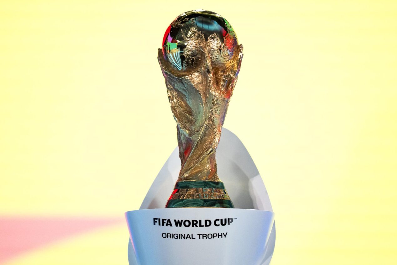El btrofeo durante el sorteo de la repesca para el Mundial de 2026. EFE/EPA/CLAUDIO THOMA 