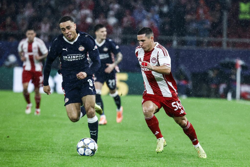 El jugador del Olympiacos Daniel Podence (R) en acción contra Sergino Dest (L), del PSV Eindhoven, durante el partido de la Liga de Campeones entre ambos equipos en El Pireo. EFE/EPA/Georgia Panagopoulou
