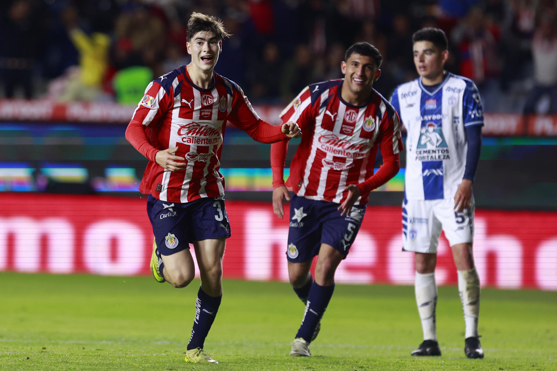 Armando González (i) celebra el gol que ha garantizado a Guadalajara un triunfo a domicilio por 0-1 sobre Pachuca en el estadio Hidalgo. EFE / David Martínez Pelcastre