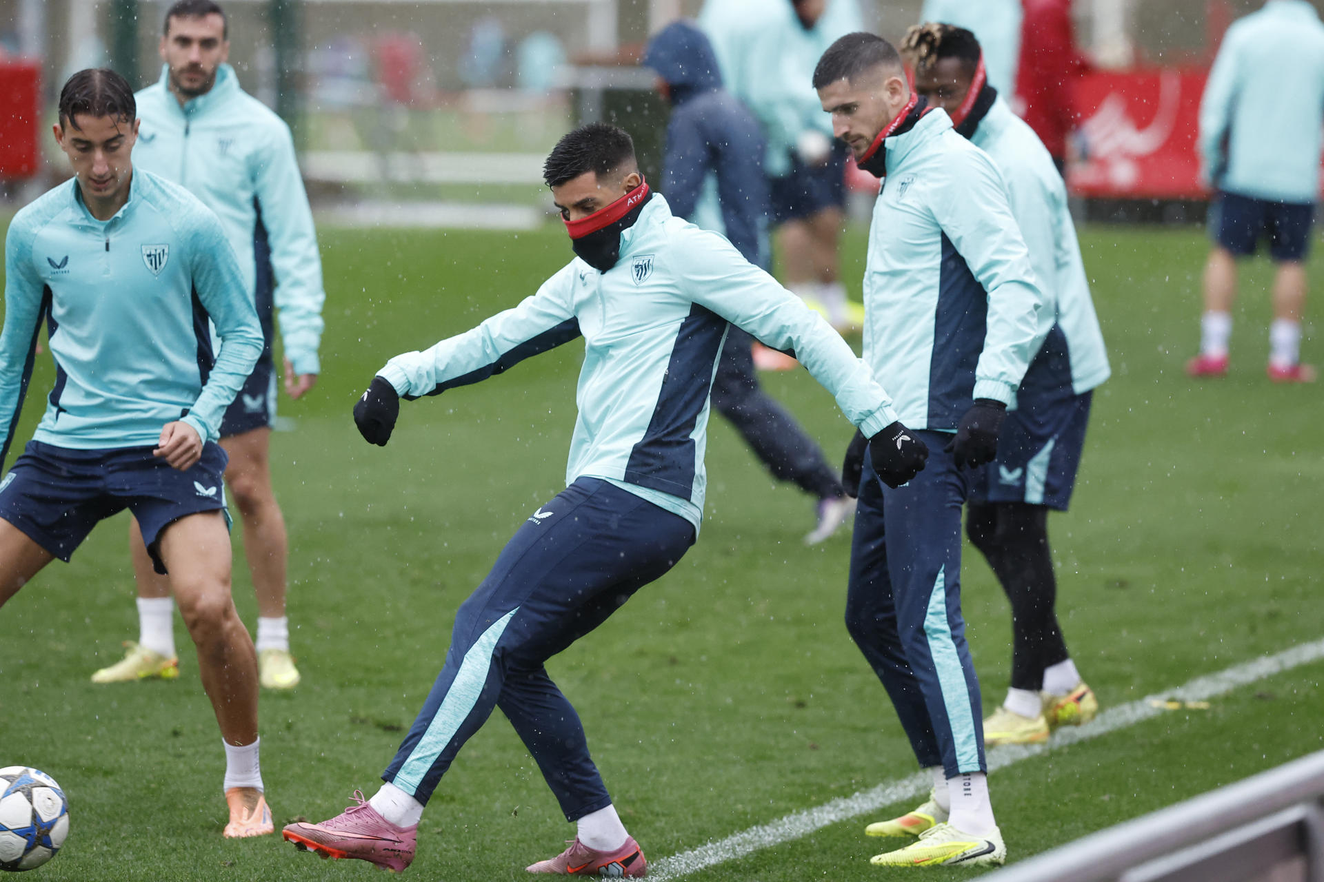 Yuri Berchiche (i) y Oihan Sancet (d) durante el entrenamiento con el que el Athletic de Bilbao ha preparado el partido de Liga de Campeones ante el Slavia de Praga en el Fortuna Arena de la capital checa. EFE/ Miguel Toña