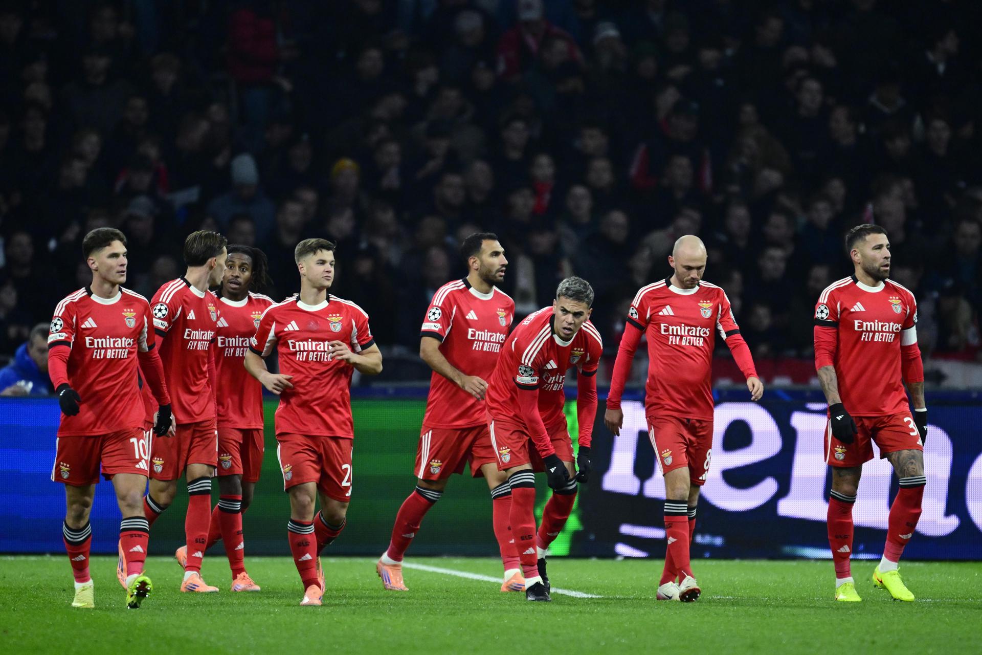 Los jugadores del Benfica durante el partido de la UEFA Champions League que han jugado AFC Ajax y SL Benfica en el Johan Cruijff Arena de Amsterdam, Países Bajos. EFE/EPA/MAURICE VAN STEEN