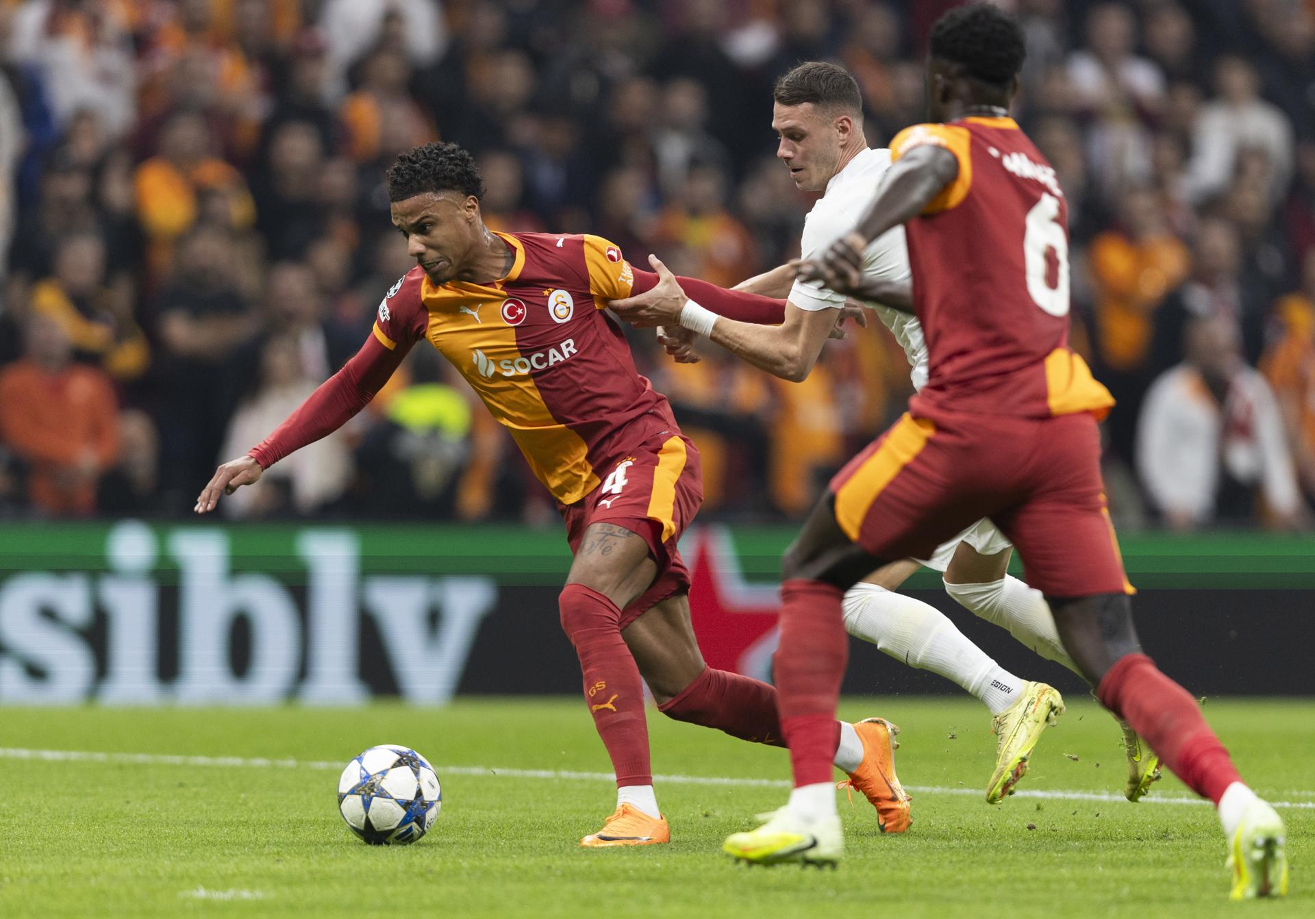 Los jugadores del Galatasaray Ismail Jakobs (I) y el del and Davinson Sanchez durante el partido de la UEFA Champions League que han jugado Galatasaray y Royale Union Saint-Gilloise en Estambul, Turquía. EFE/EPA/TOLGA BOZOGLU