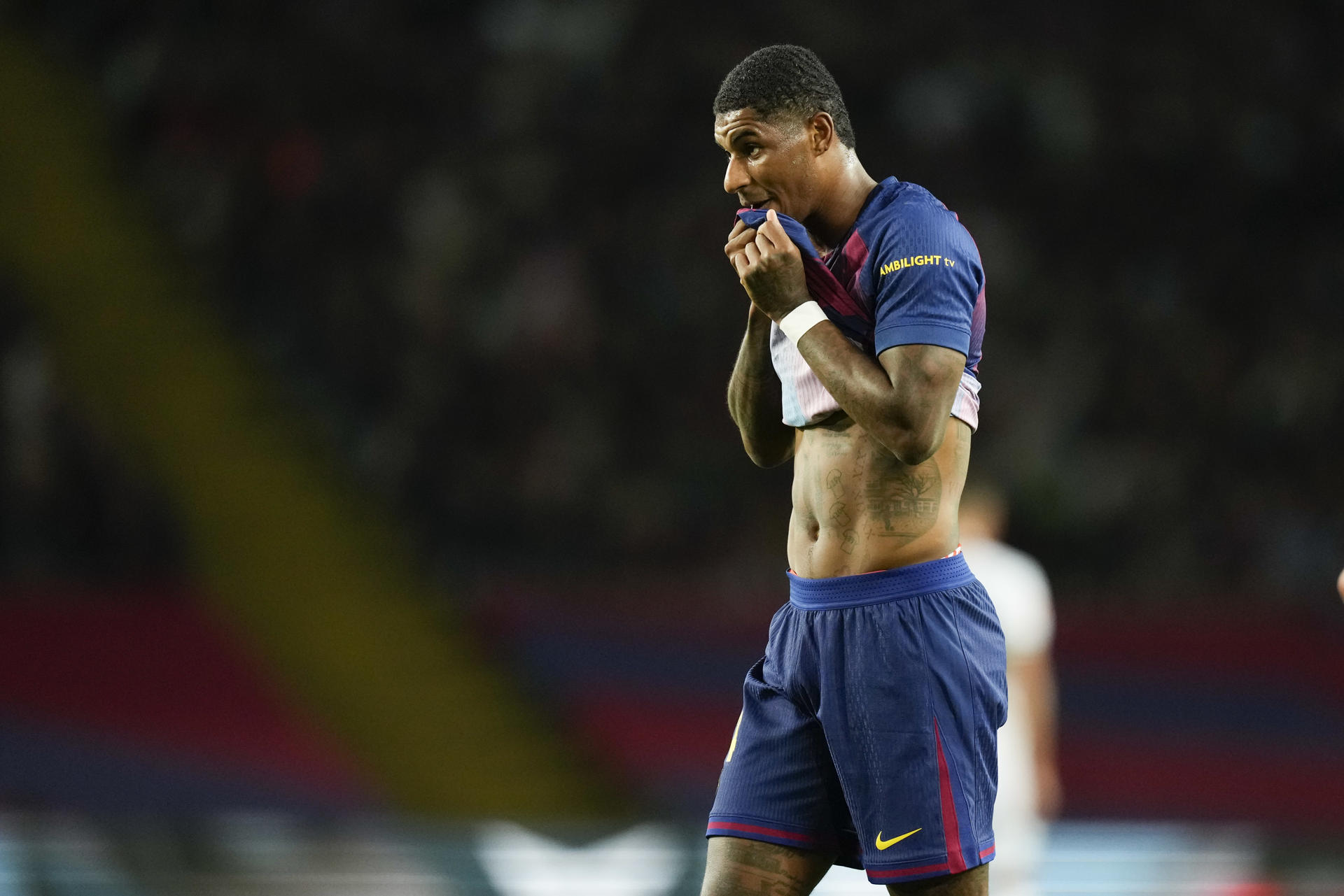 El delantero del Barcelona Marcus Rashford se lamenta durante el partido de LaLiga entre el FC Barcelona y el Elche CF, este domingo en el estadio Olímpico Lluis Companys. EFE/ Enric Fontcuberta