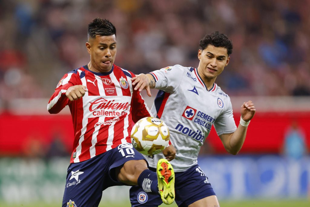 Efraín Álvarez (i) de Guadalajara disputa el balón con Jeremy Márquez de Cruz Azul este jueves, en un partido de cuartos final de la Liga MX entre Guadalajara y Cruz Azul en el Estadio Akron, en Guadalajara (México). EFE/ Francisco Guasco