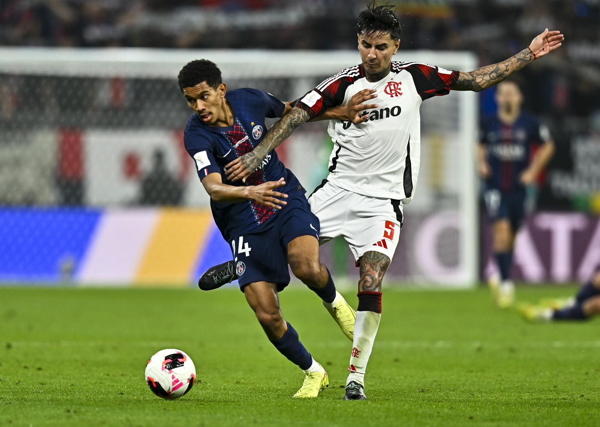 El jugadpr deñ PSG Senny Mayulu (I) trata de zafarse de Erick Pulgar, del CR Flamengo, durante la final de la Copa Intercontinental que han jugado en el estadio Ahmad Bin Ali Stadium en Al-Rayyan, Catar. EFE/EPA/NOUSHAD THEKKAYIL