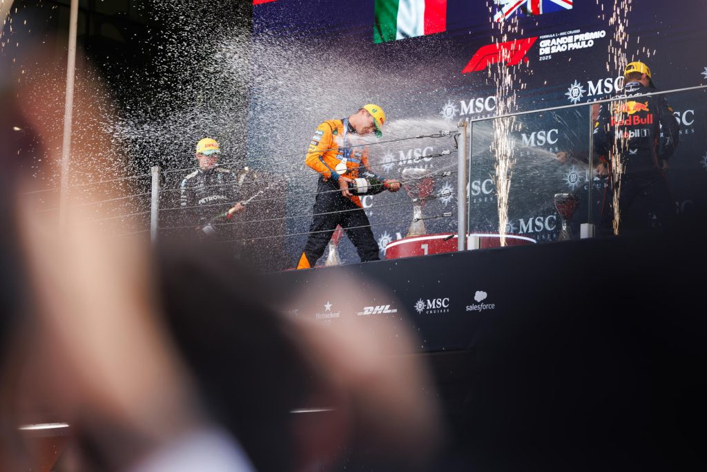 AME7578. SAO PAULO (BRASIL)- El británico Lando Norris (c) de McLaren celebra el 9 de noviembre el Gran Premio de Formula Uno de Sao Paulo 2025 este domingo, en el circuito de Interlagos, en Sao Paulo (Brasil). EFE/ Isaac Fontana