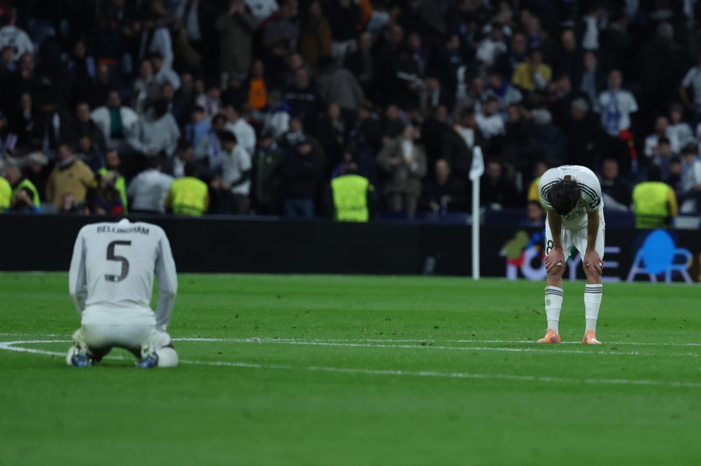 MLos jugadores del Real Madrid, el inglés Jude Bellingham y Álvaro Carreras, a la finalización del encuentro correspondiente a la fase regular de la Liga de Campeones que han disputado Real Madrid y Manchester City en el estadio Santiago Bernabéu, en Madrid. EFE/Kiko Huesca.
