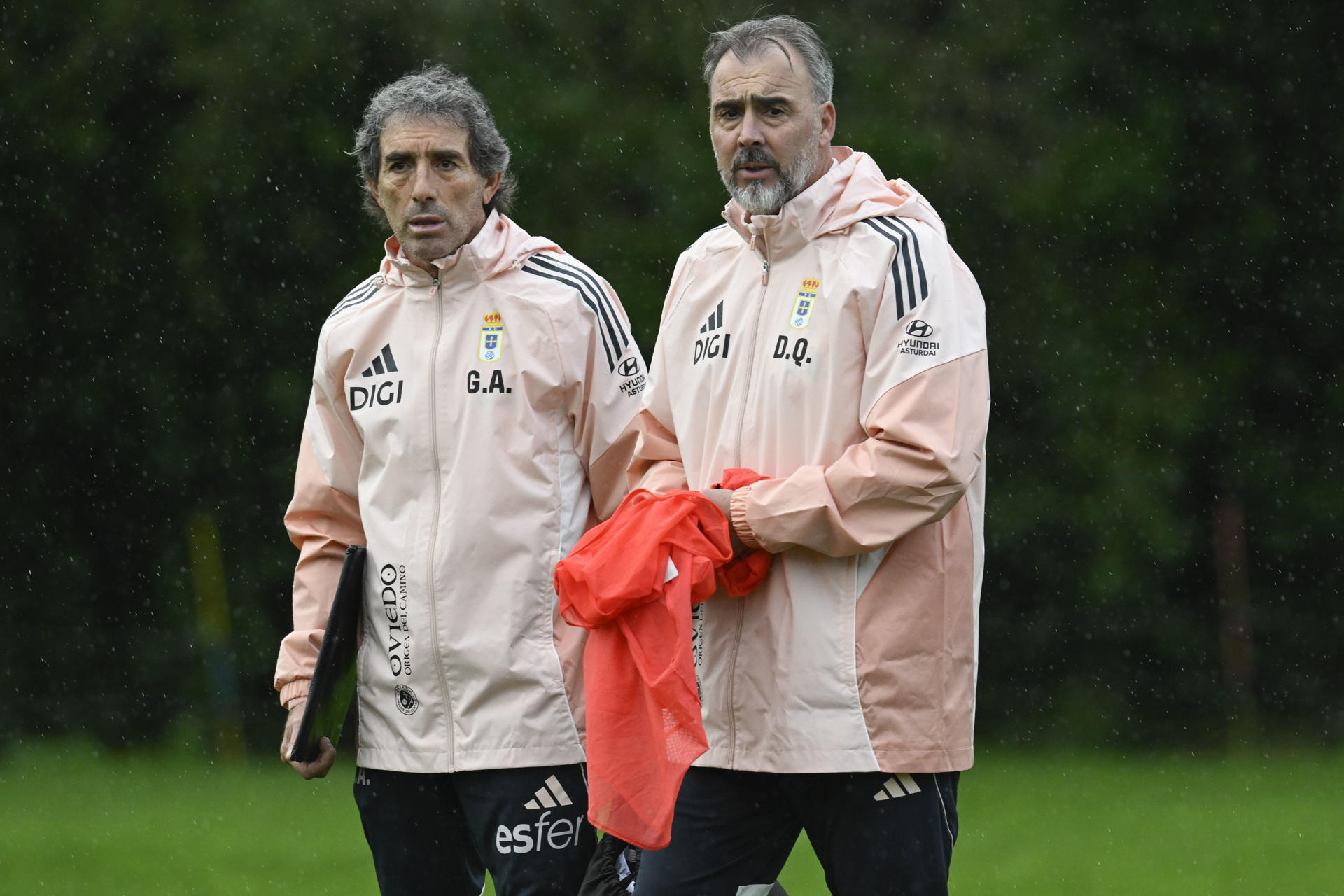 El técnico uruguayo Guillermo Almada (i), durante su primera sesión como entrenador del Real Oviedo, este martes. Almada, hasta ahora entrenador del Real Valladolid, se convierte en el nuevo técnico del Real Oviedo y sustituye a Luis Carrión en un banquillo que ya suma tres inquilinos en lo que va de temporada. EFE/ Eloy Alonso