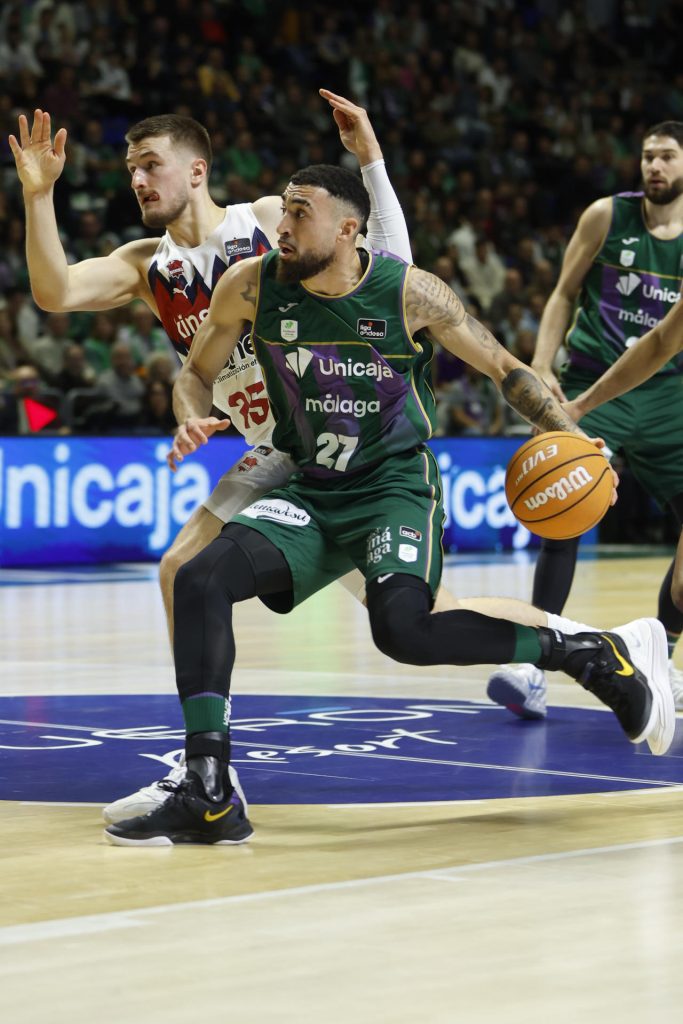 El base dominicano del Unicaja Chris Duarte (d) en acción ante el alero francés del Baskonia Clement Frisch (i) este domingo, durante la jornada 11 de la Liga Endesa de baloncesto que el Unicaja y el Baskonia disputaron en el Palacio de Deportes José María Martín Carpena de Málaga. EFE/ Jorge Zapata
