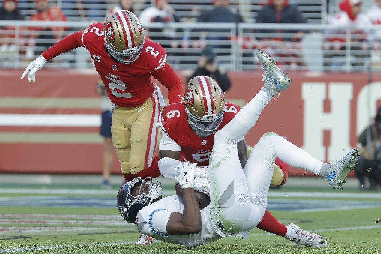 El receptor abierto de los Tennessee Titans Van Jefferson (abajo) atrapa un pase corto de un 'touchdown' mientras durante el juego de este domingo contra los San Francisco 49ers en Santa Clara (California). EFE/EPA/JOHN G. MABANGLO