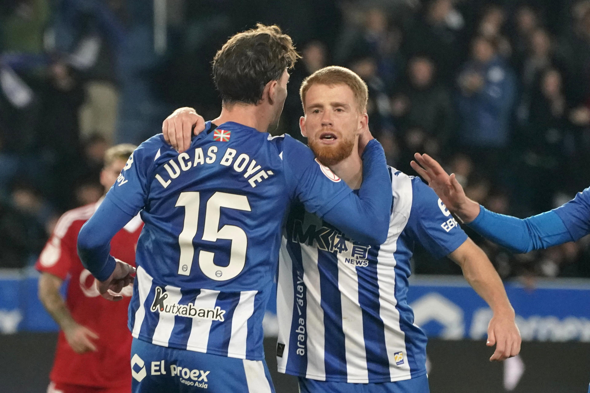El delantero del Alavés Carlos Vicente (d) celebra con Lucas Boyé tras marcar ante el Sevilla, durante el encuentro correspondiente a los dieciseisavos de final de la Copa del Rey que disputaron Alavés y Sevilla en el estadio de Mendizorroza, en Vitora. EFE / L. Rico.