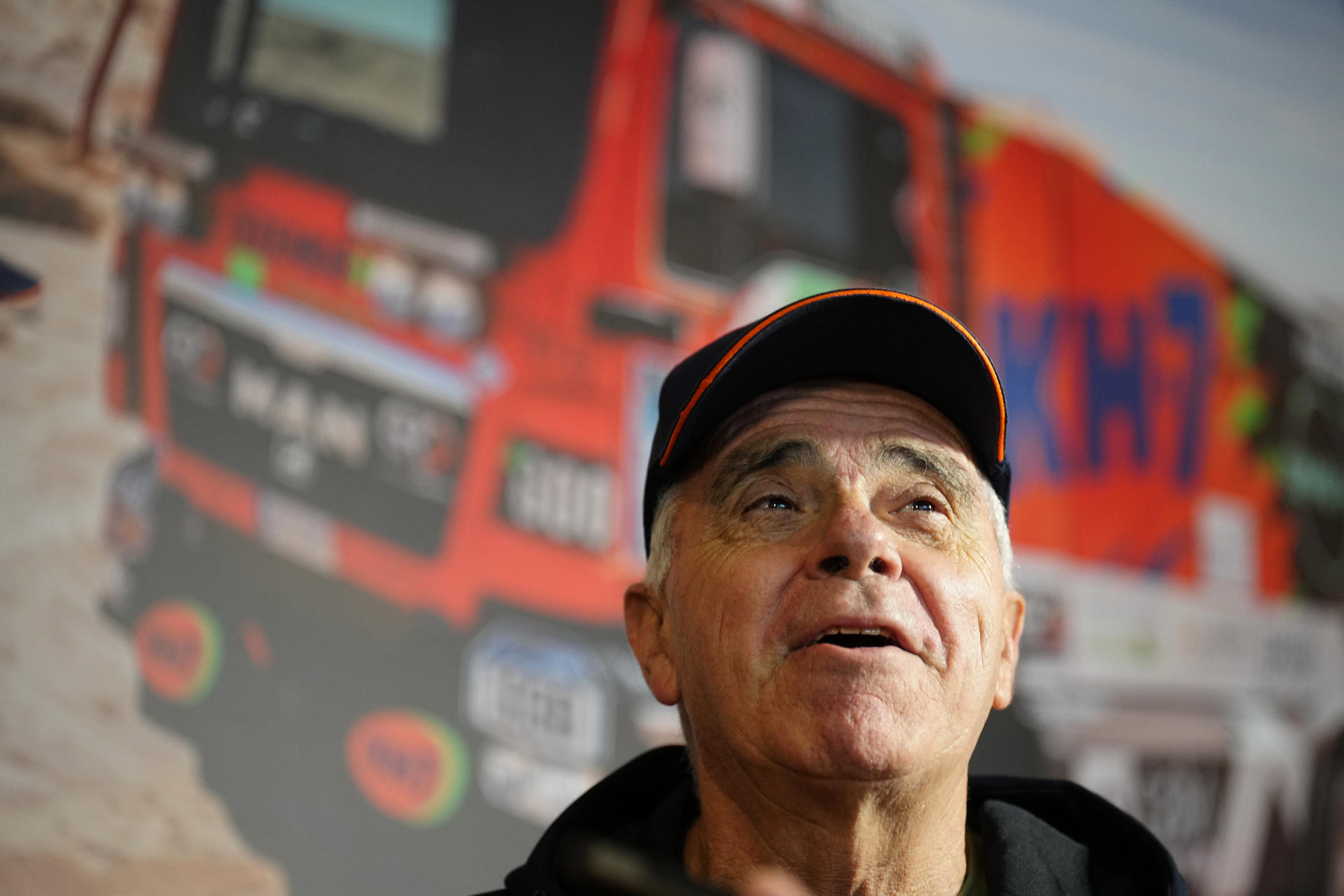 El copiloto del KH-7 Ecovergy Team, José Luis Criado (Arjona, 1957), que esta a punto de disputar su trigésimo quinto Dakar —récord de participaciones que este año compartirá con el francés Stéphane Peterhansel—, durante una entrevista con EFE en la que subraya que el rally más duro del mundo es "una escuela de vida" que te enseña a "relativizarlo todo".EFE/ Alejandro García