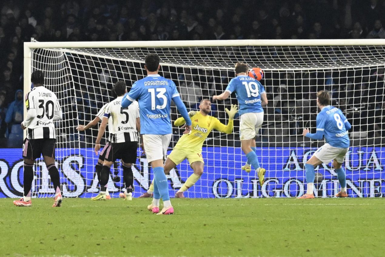 El jugador del Nápoles Rasmus Hojlund (C) logra el 2-1 durante el partido de la Serie A que han jugado SSC Napoli y Juventus FC, en Nápoles, Italia. EFE/EPA/CIRO FUSCO 