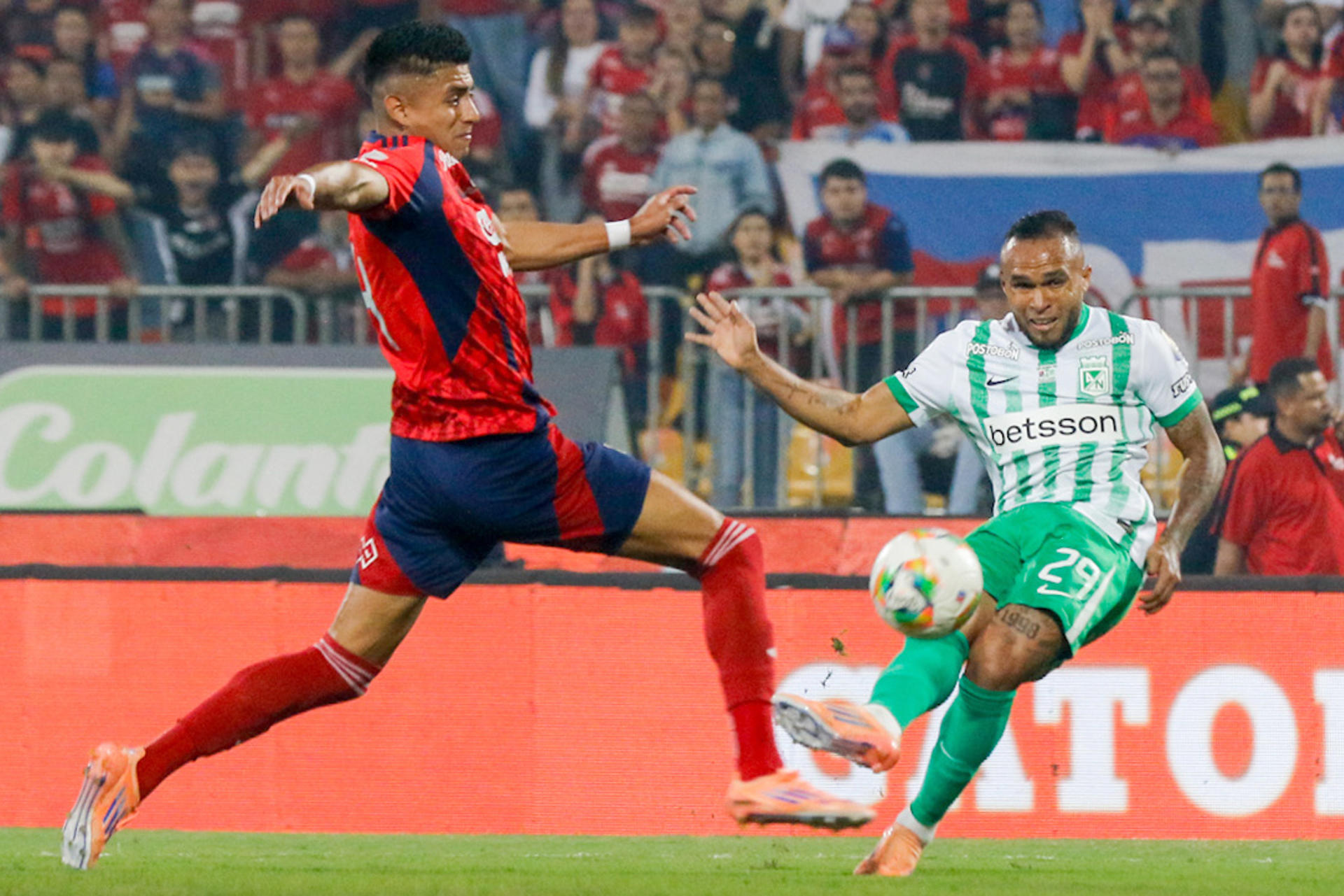 Andrés Sarmiento (d), de Atlético Nacional, controla el balón durante el partido de vuelta por la final de la Copa Colombia entre Medellín y Nacional, en el estadio Atanasio Girardot, en Medellín (Colombia). EFE/ STR
