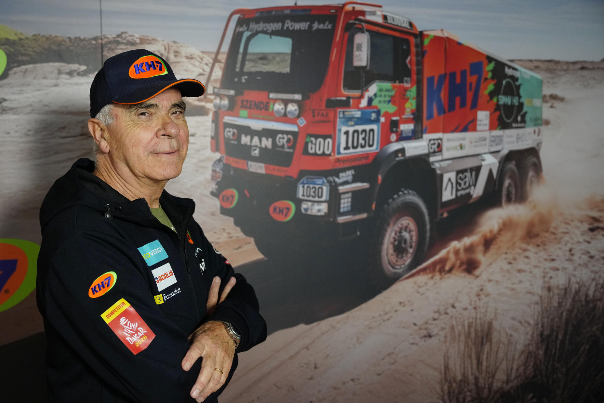 El copiloto del KH-7 Ecovergy Team, José Luis Criado (Arjona, 1957), que esta a punto de disputar su trigésimo quinto Dakar —récord de participaciones que este año compartirá con el francés Stéphane Peterhansel—, durante una entrevista con EFE en la que subraya que el rally más duro del mundo es "una escuela de vida" que te enseña a "relativizarlo todo".EFE/ Alejandro García