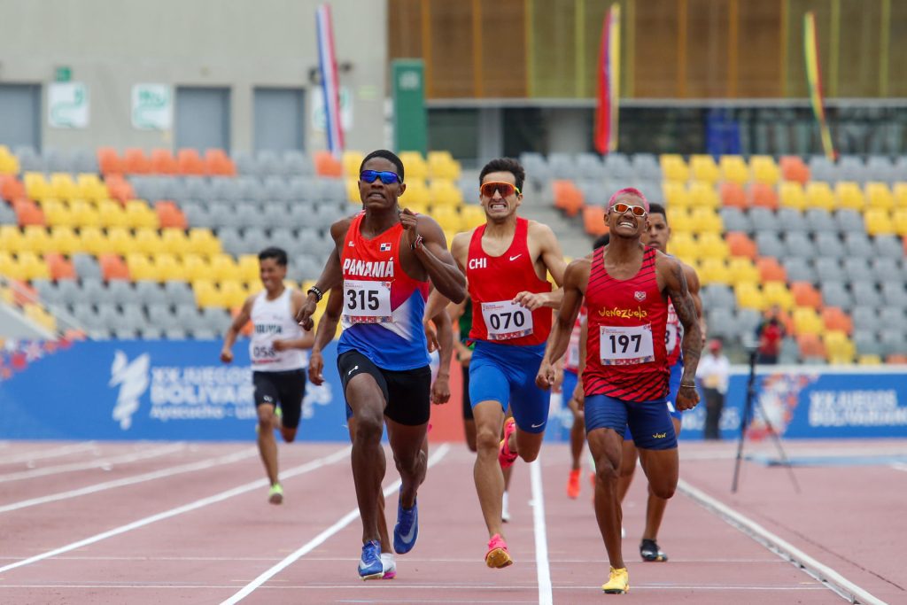 Chamar Abdul Chambers Gutiérrez (i), de Panamá; Rafael Alonso Muñoz Núñez (c), de Chile, y José Antonio Maita Perez, de Venezuela, compiten durante la prueba de atletismo 800 m masculino de los Juegos Bolivarianos Ayacucho-Lima 2025, en la Videna de San Luis en Lima (Perú). EFE/ Renato Pajuelo