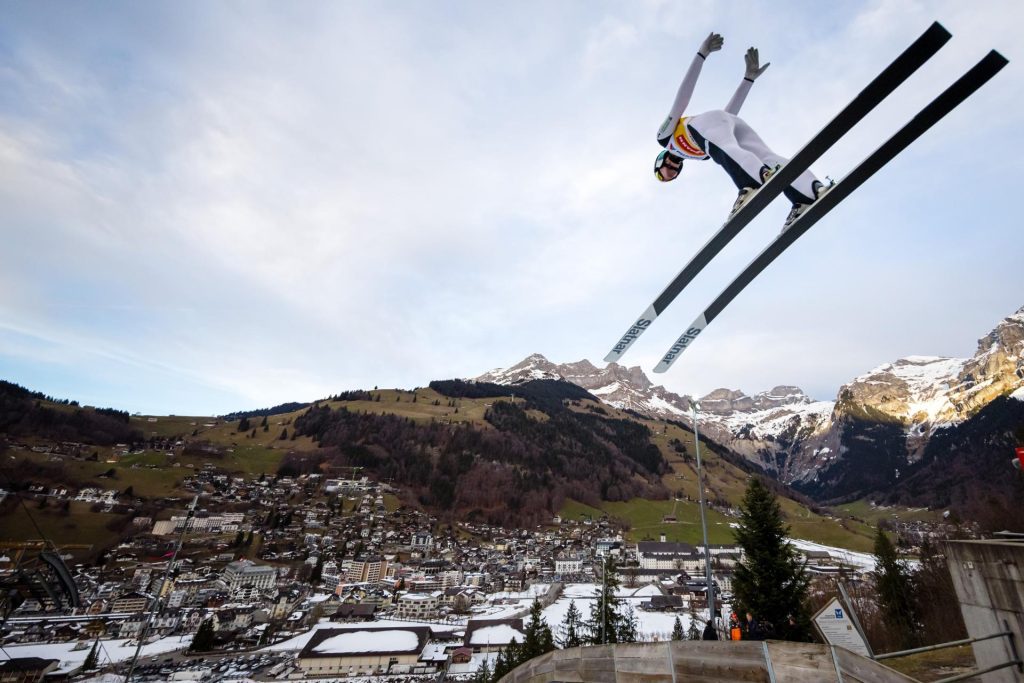 El esloveno Domen Prevc, durante la prueba de saltos de la Copa del Mundo dispuada en el Gross-Titlis Schanze, en Engelberg (Suiza), el pasado 21 de diciembre. EFE/EPA/PHILIPP SCHMIDLI
